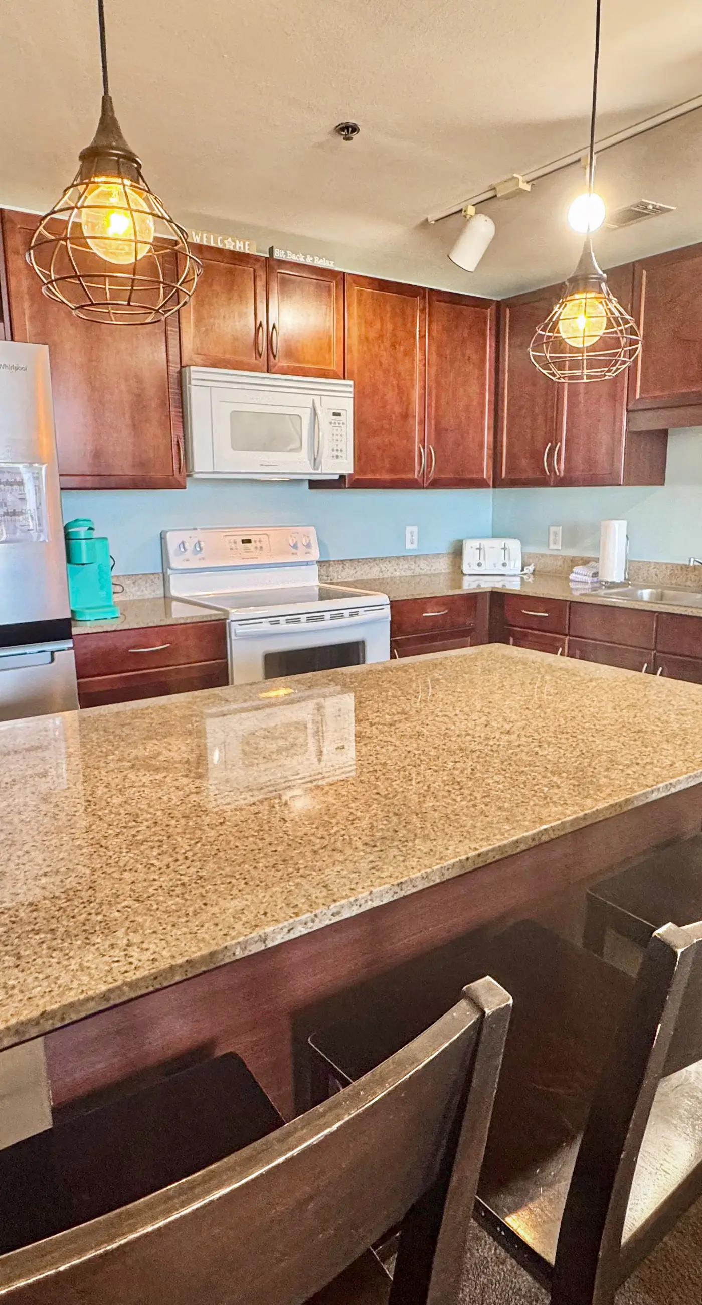 14th-floor condo w/private balcony, water views, outdoor pool, hot tub, gym