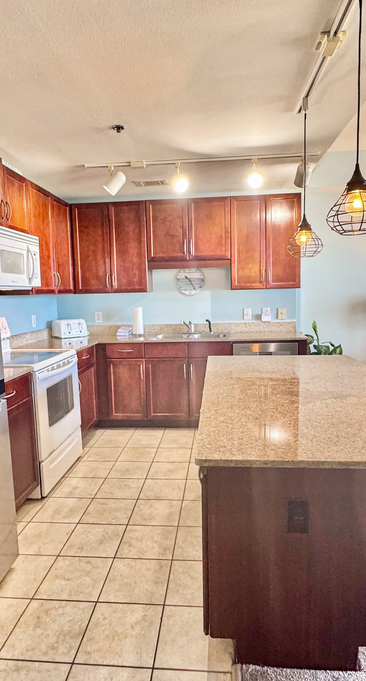 14th-floor condo w/private balcony, water views, outdoor pool, hot tub, gym