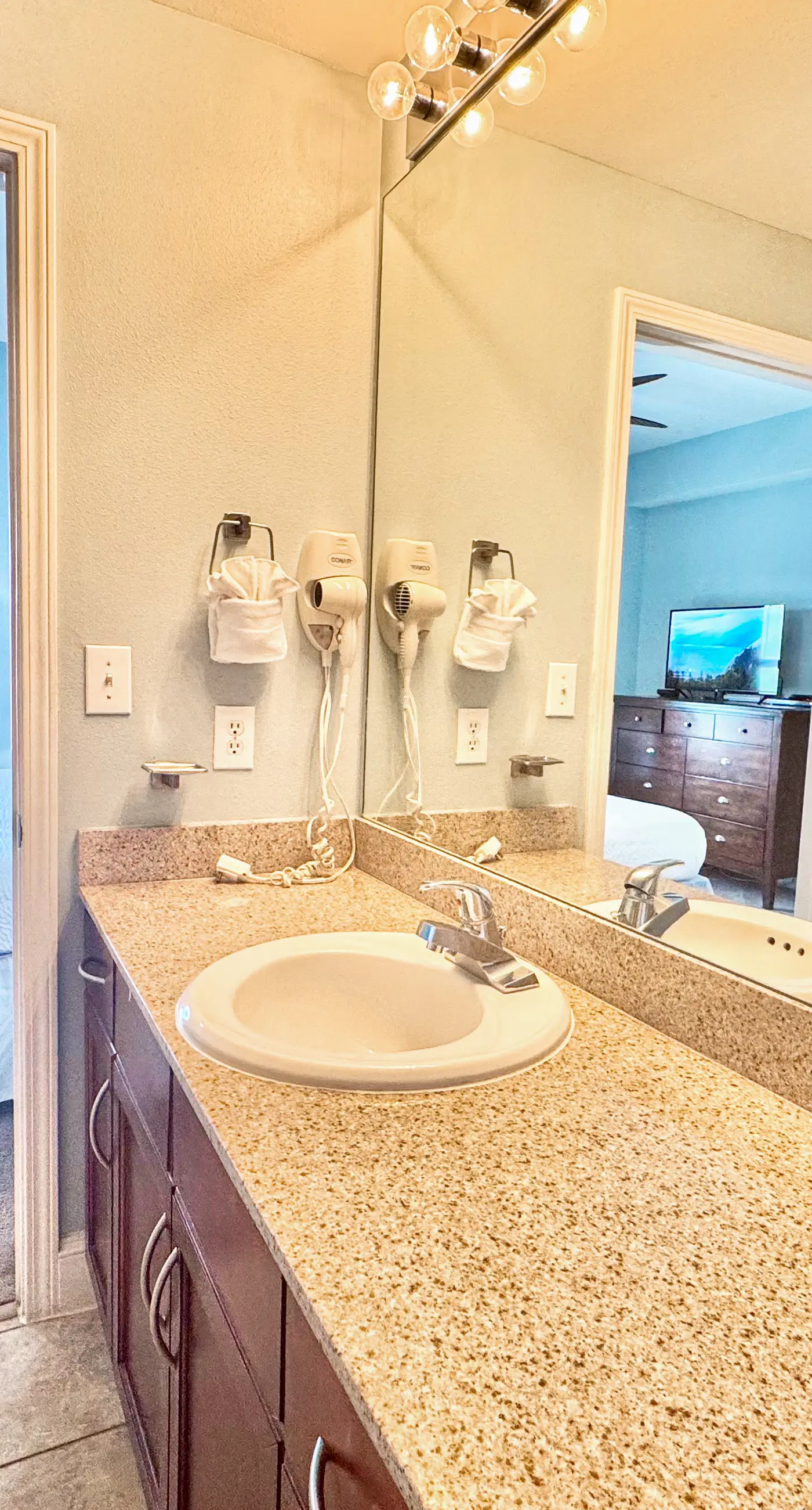 14th-floor condo w/private balcony, water views, outdoor pool, hot tub, gym