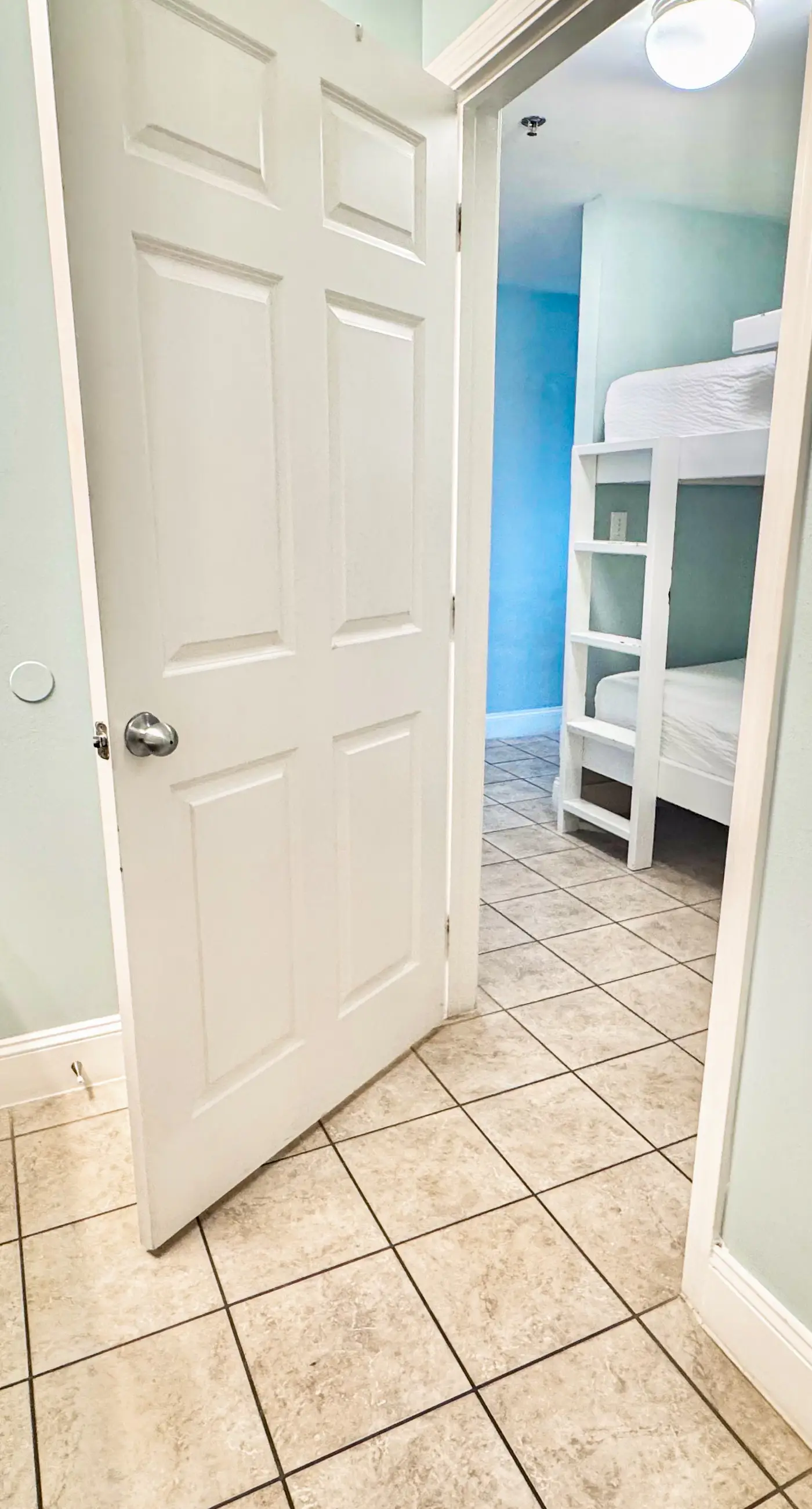 14th-floor condo w/private balcony, water views, outdoor pool, hot tub, gym
