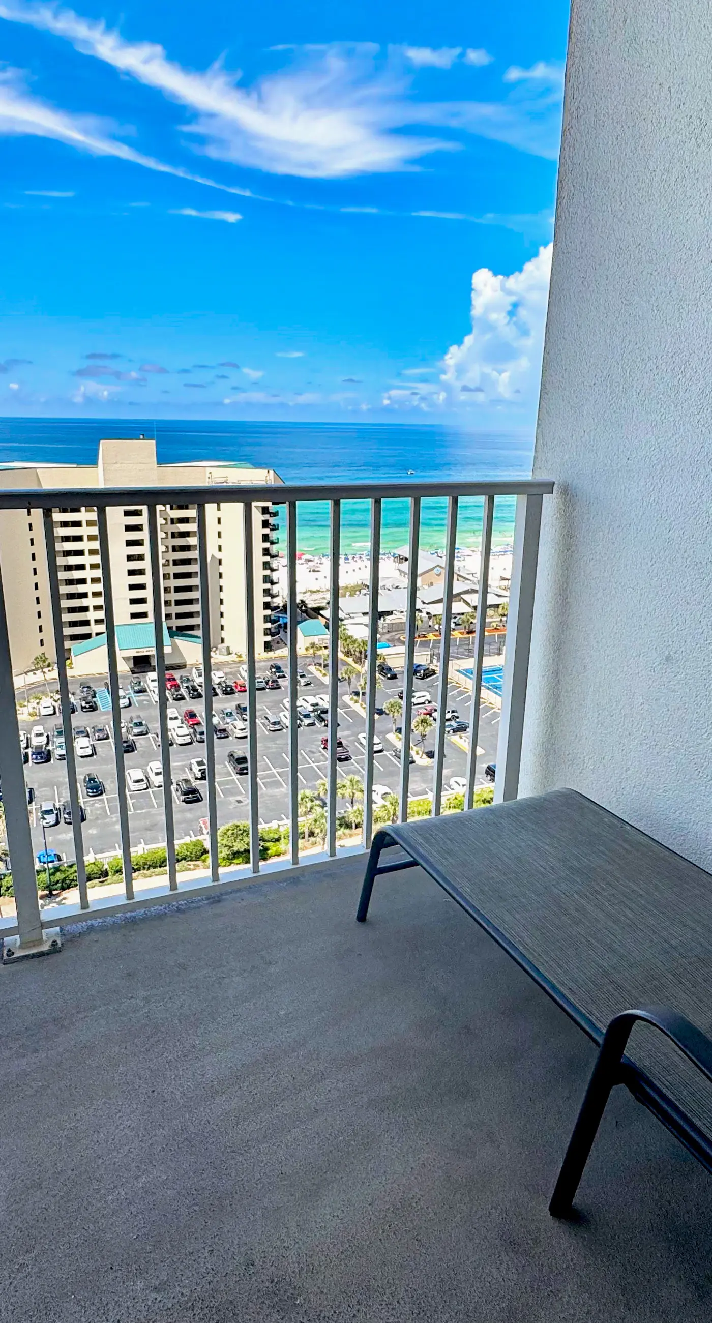 14th-floor condo w/private balcony, water views, outdoor pool, hot tub, gym