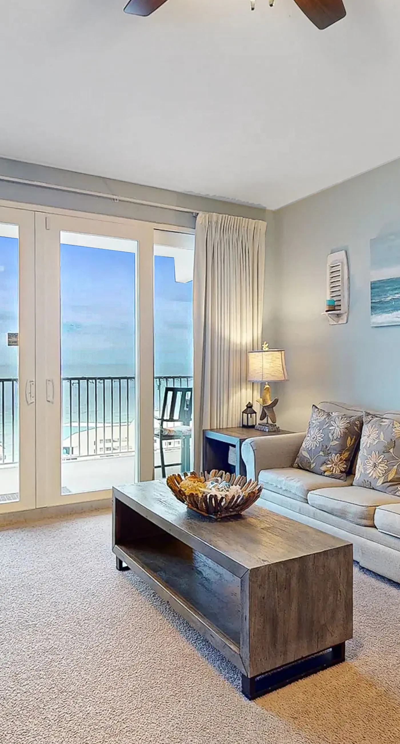 Beachfront 18th-floor condo with hot tub, heated pool, balcony, gym, W/D, AC