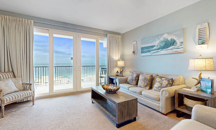 Beachfront 18th-floor condo with hot tub, heated pool, balcony, gym, W/D, AC
