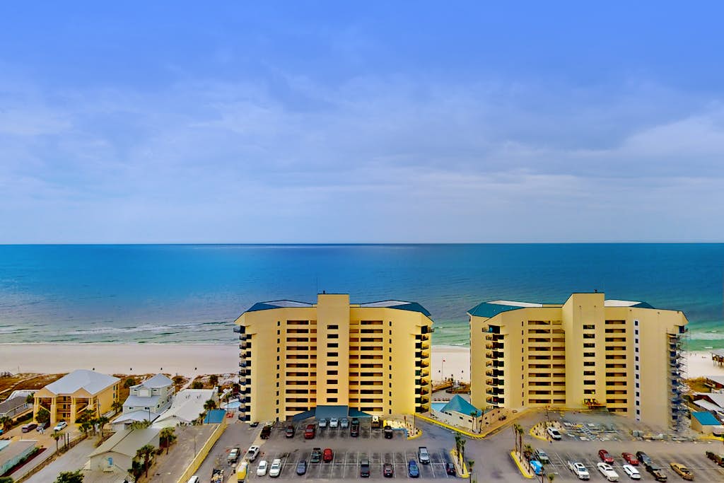 Beachfront 18th-floor condo with hot tub, heated pool, balcony, gym, W/D, AC