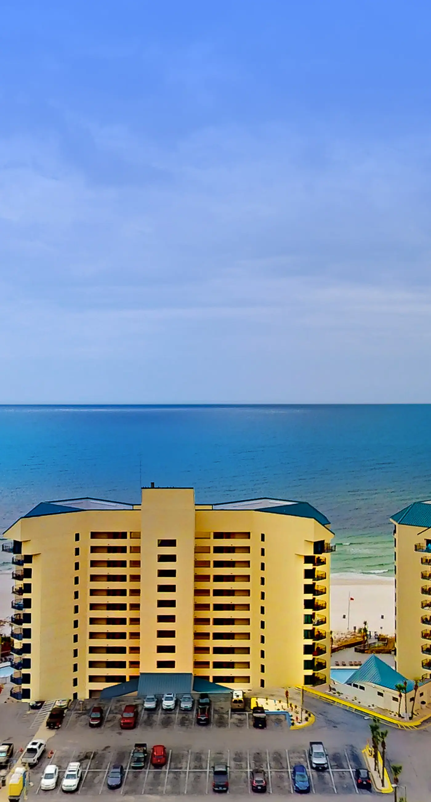 Beachfront 18th-floor condo with hot tub, heated pool, balcony, gym, W/D, AC