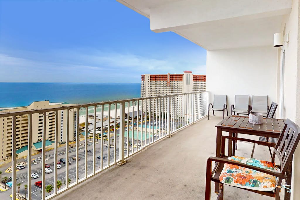 Beachfront 18th-floor condo with hot tub, heated pool, balcony, gym, W/D, AC