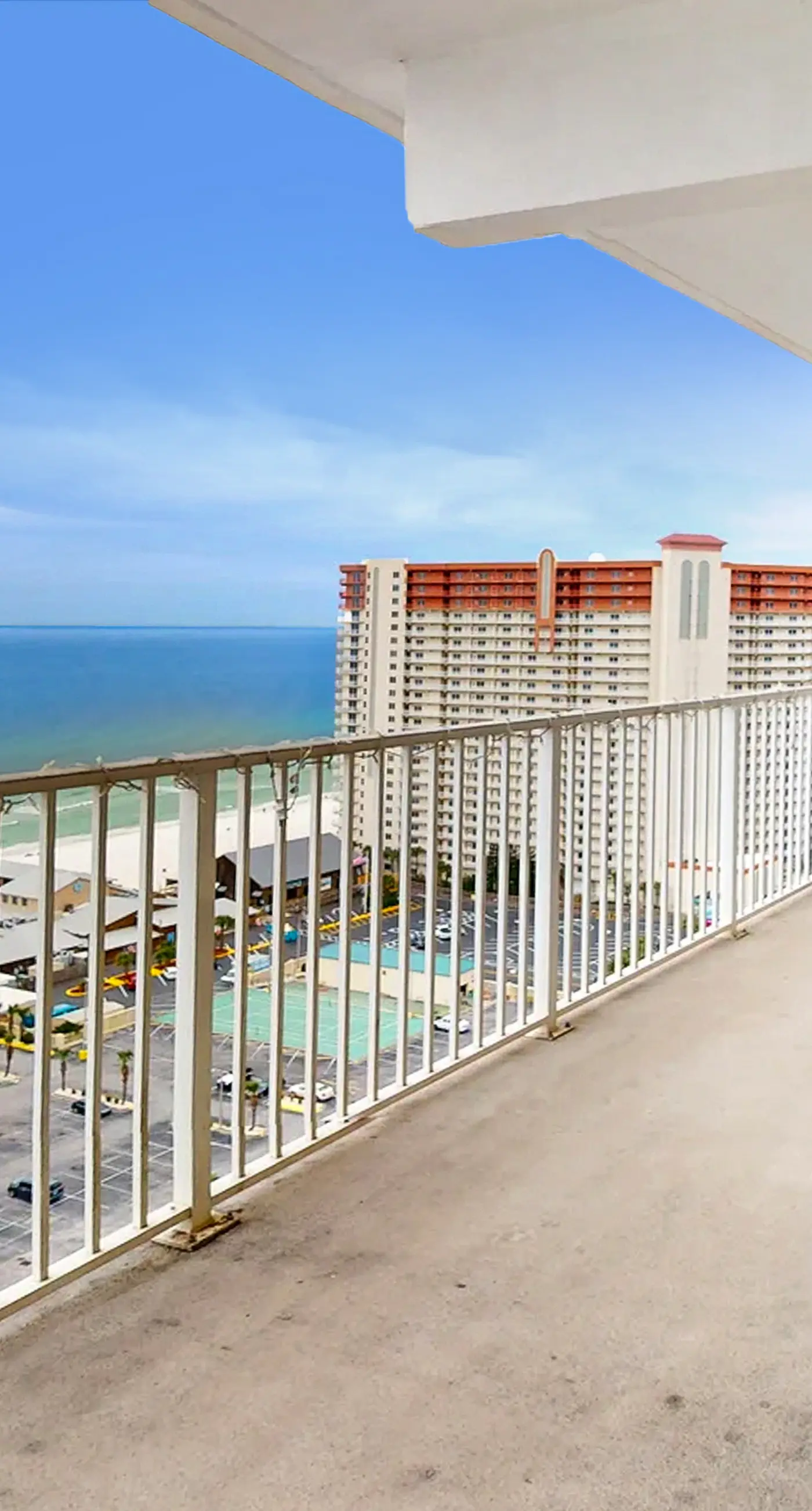 Beachfront 18th-floor condo with hot tub, heated pool, balcony, gym, W/D, AC