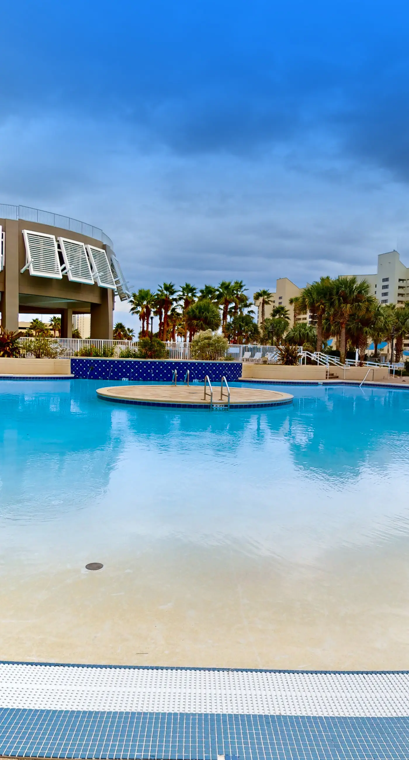 Beachfront 18th-floor condo with hot tub, heated pool, balcony, gym, W/D, AC