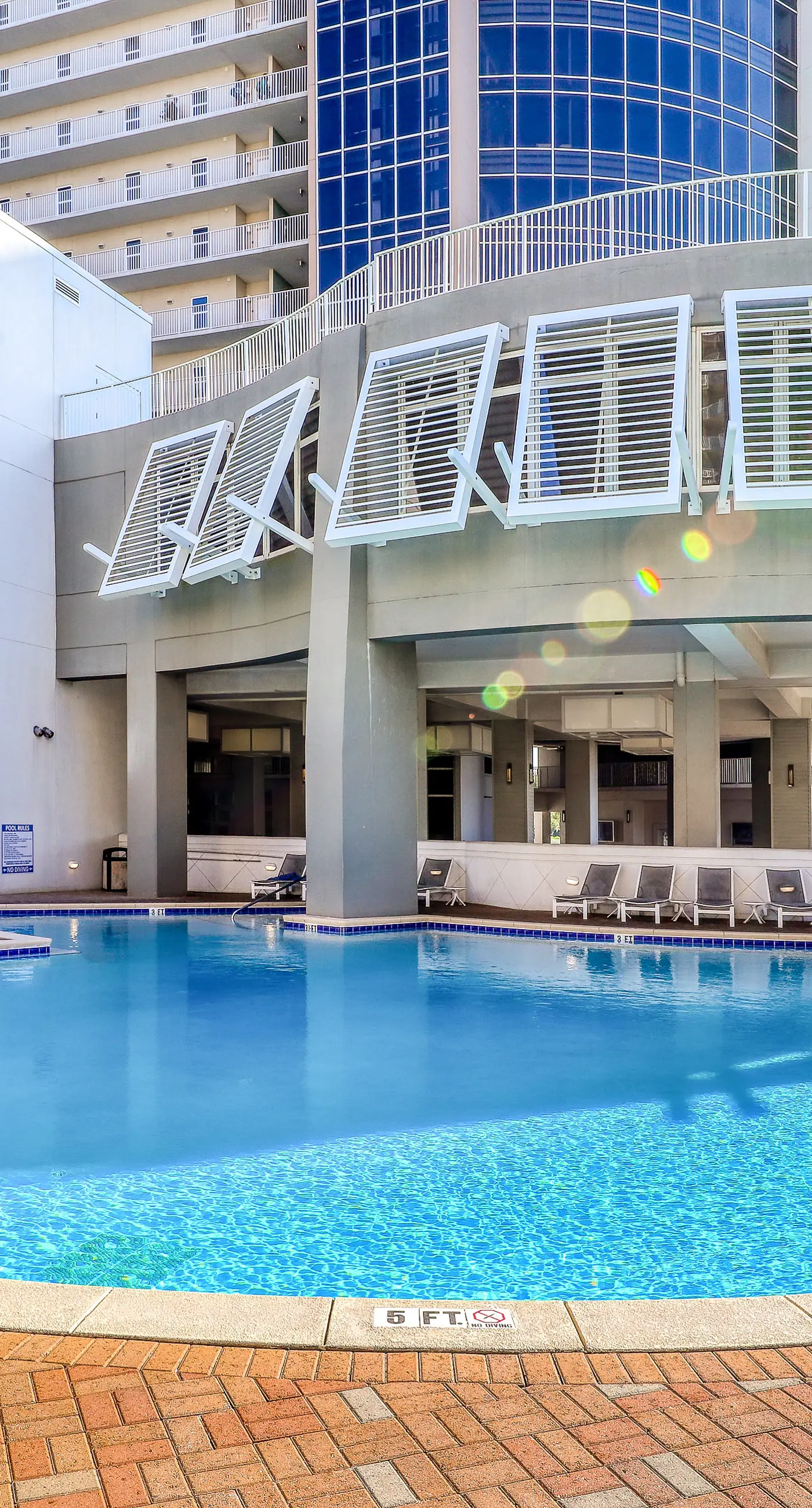 Beachfront 18th-floor condo with hot tub, heated pool, balcony, gym, W/D, AC