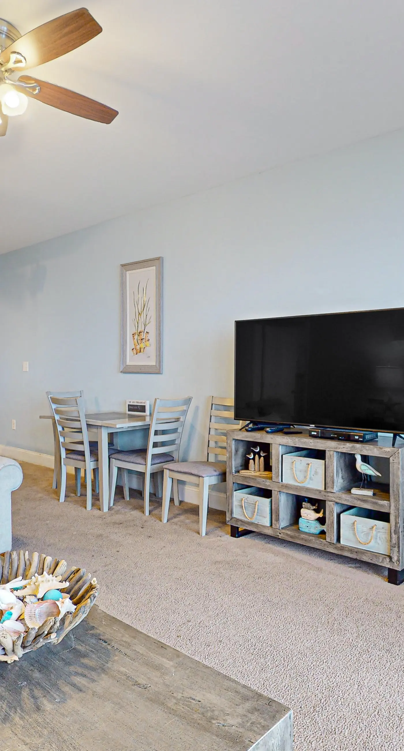 Beachfront 18th-floor condo with hot tub, heated pool, balcony, gym, W/D, AC