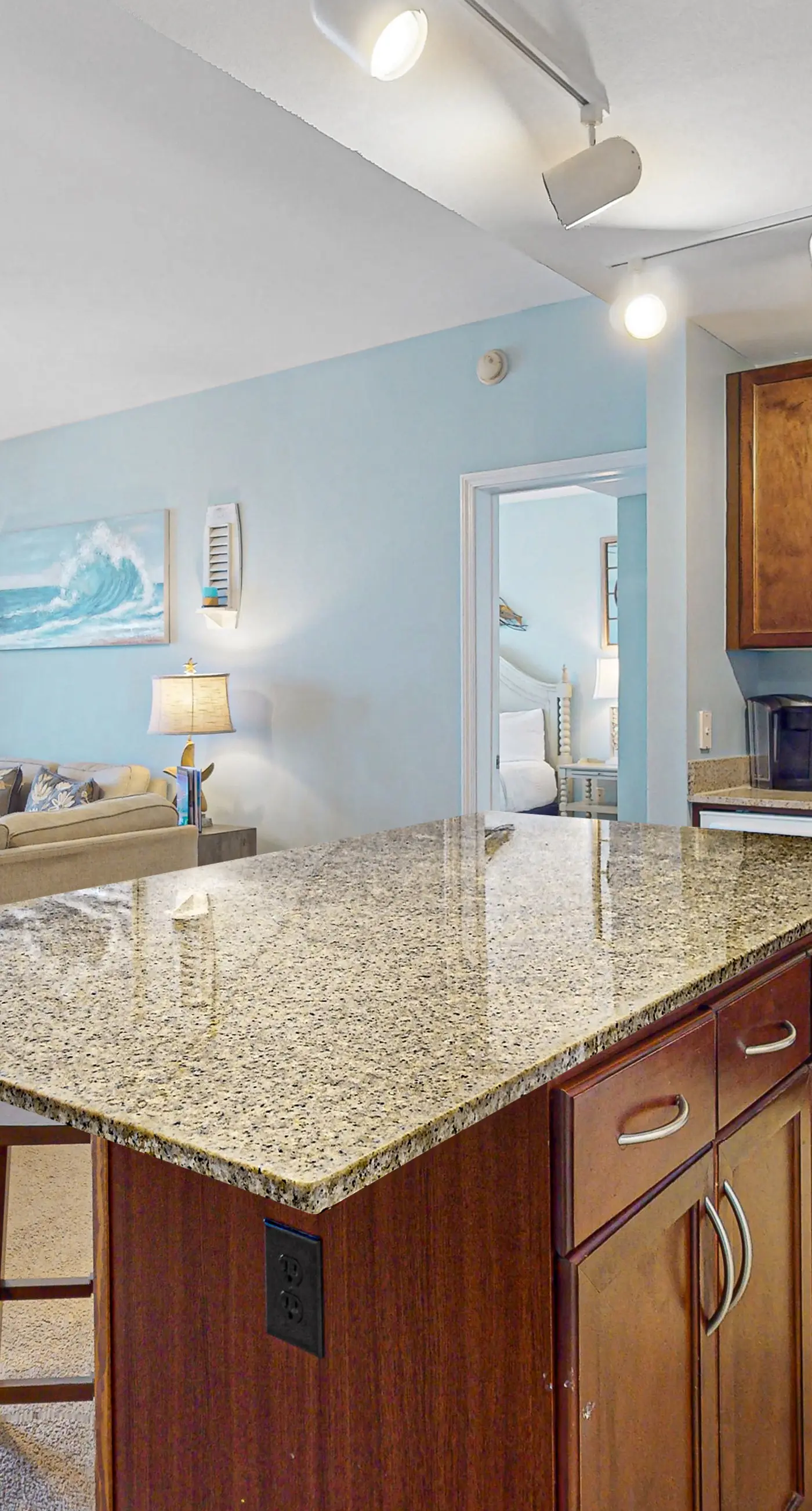 Beachfront 18th-floor condo with hot tub, heated pool, balcony, gym, W/D, AC