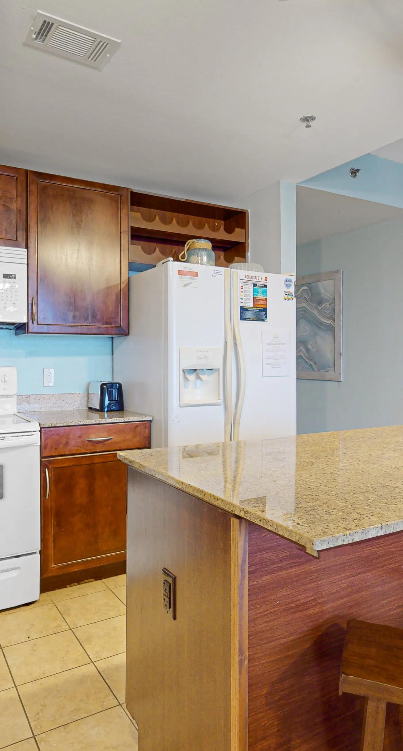 Beachfront 18th-floor condo with hot tub, heated pool, balcony, gym, W/D, AC