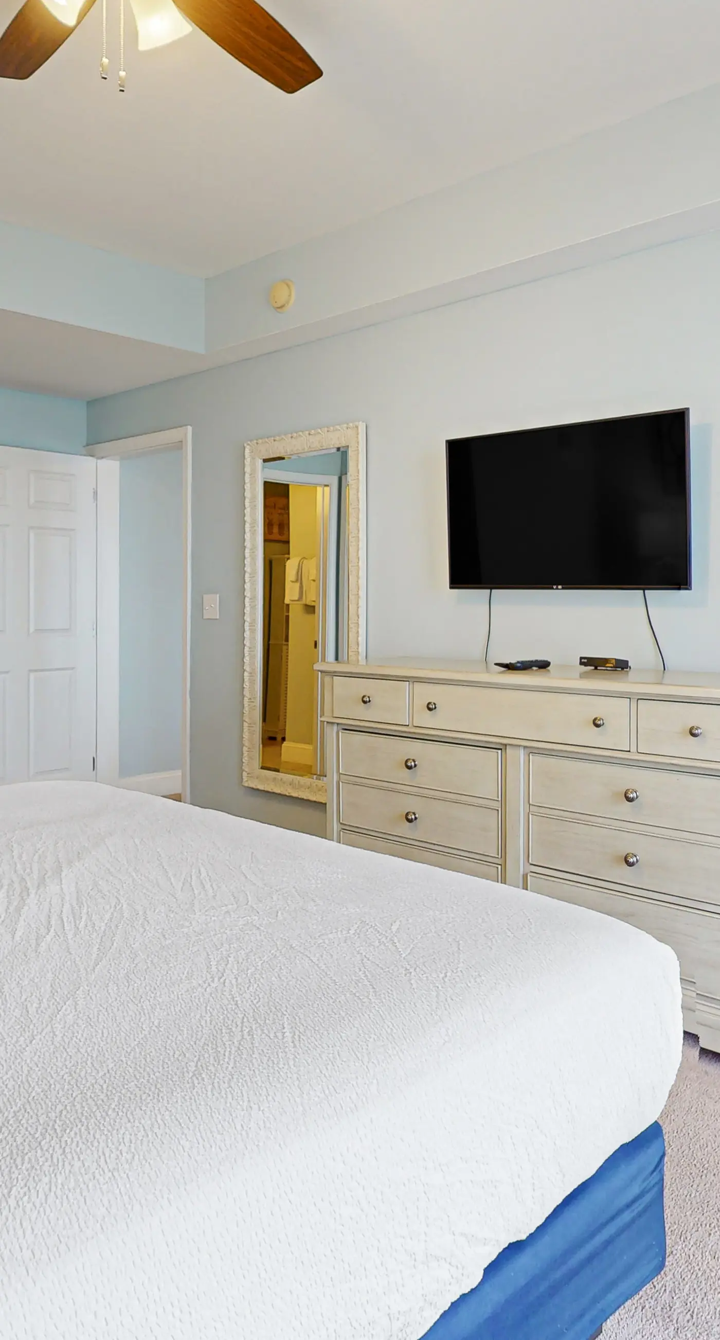 Beachfront 18th-floor condo with hot tub, heated pool, balcony, gym, W/D, AC