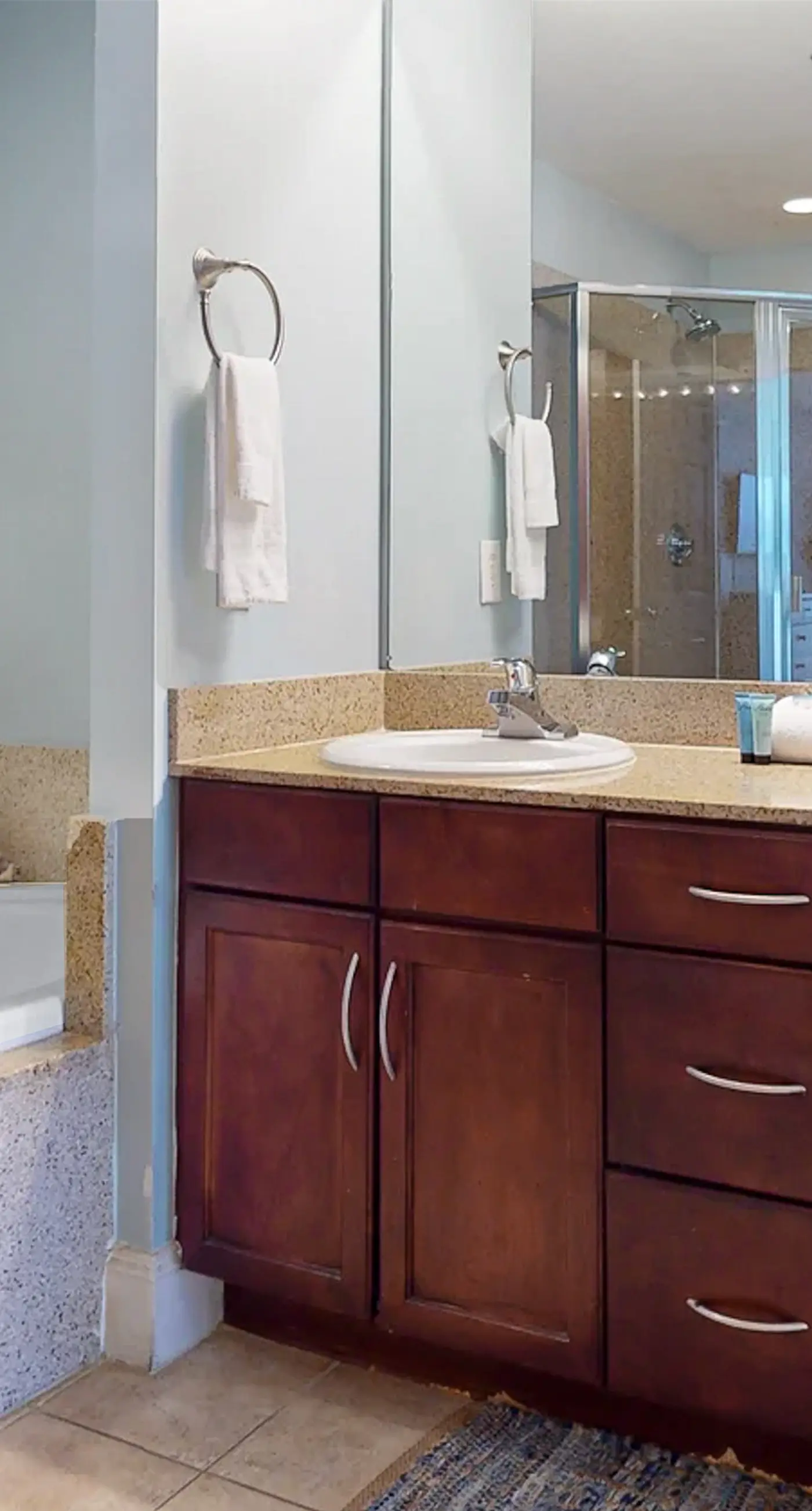 Beachfront 18th-floor condo with hot tub, heated pool, balcony, gym, W/D, AC