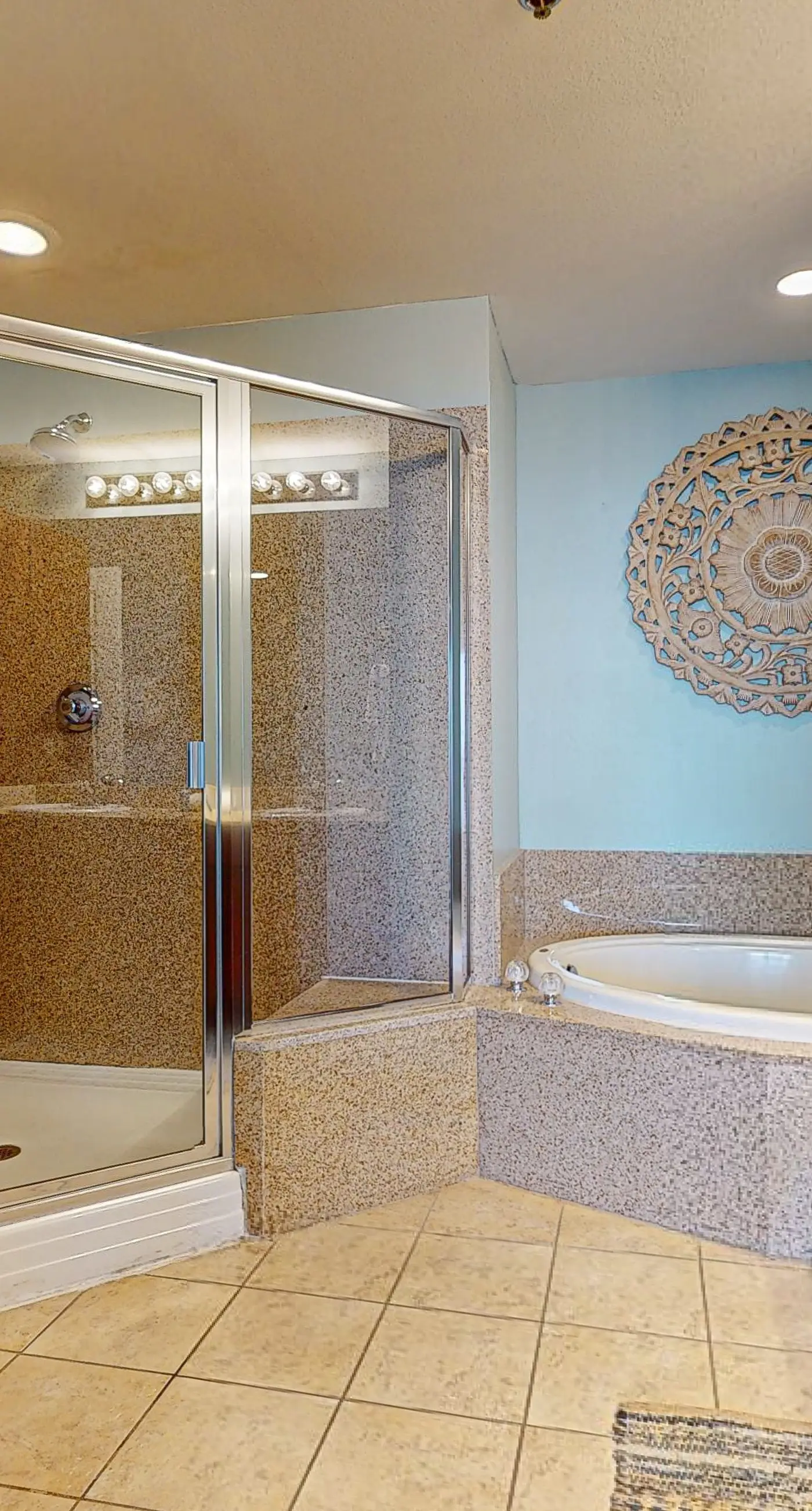 Beachfront 18th-floor condo with hot tub, heated pool, balcony, gym, W/D, AC