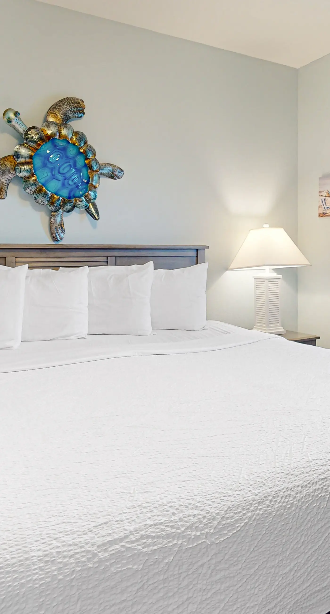 Beachfront 18th-floor condo with hot tub, heated pool, balcony, gym, W/D, AC