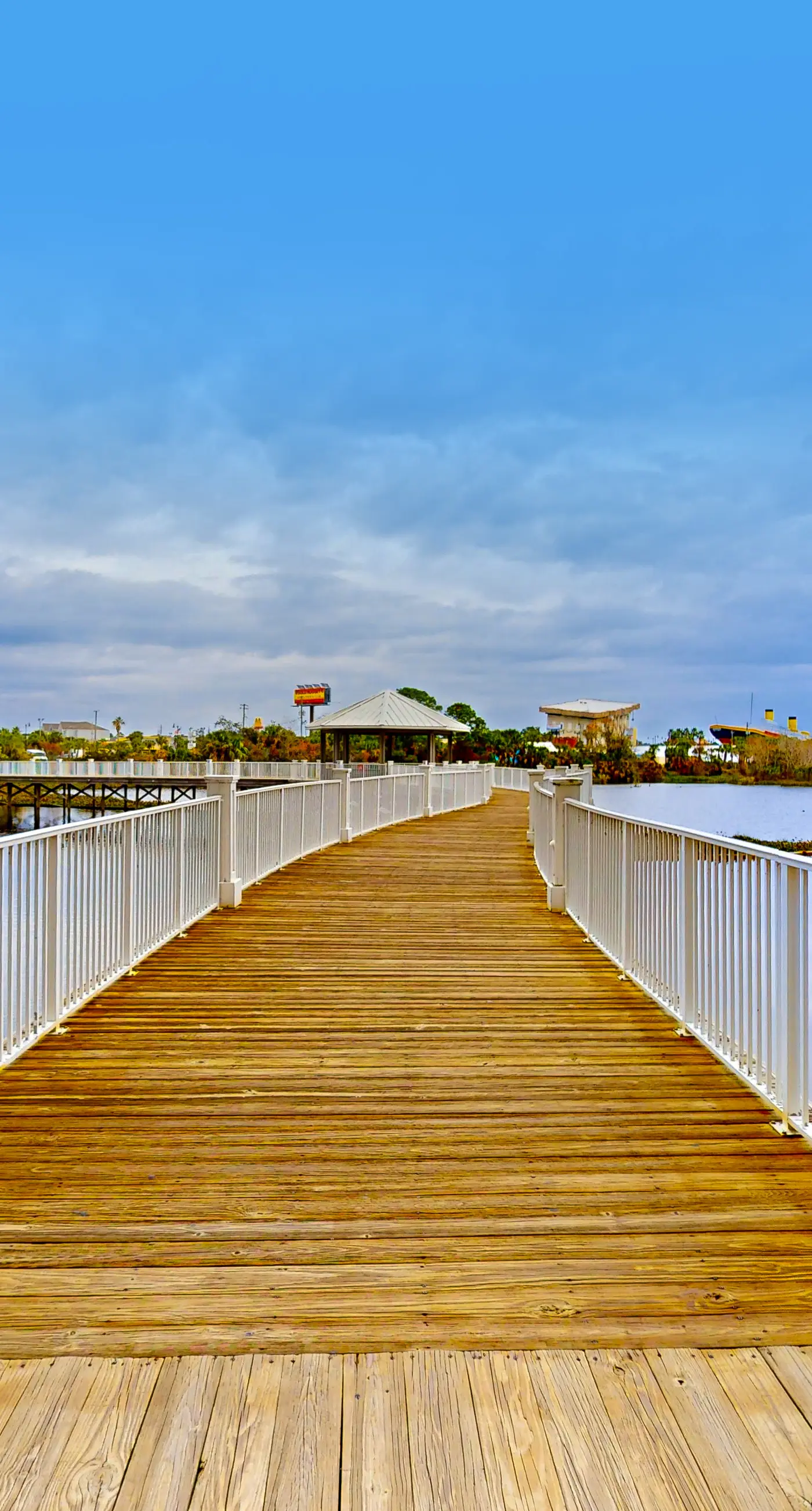 Beachfront 18th-floor condo with hot tub, heated pool, balcony, gym, W/D, AC