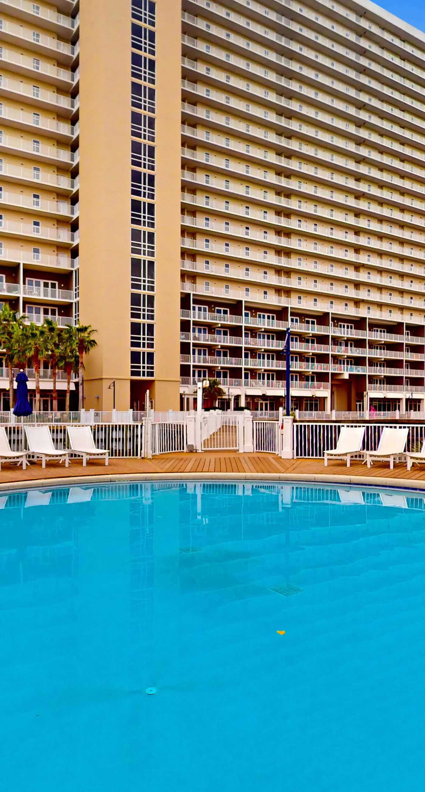 Beachfront 18th-floor condo with hot tub, heated pool, balcony, gym, W/D, AC
