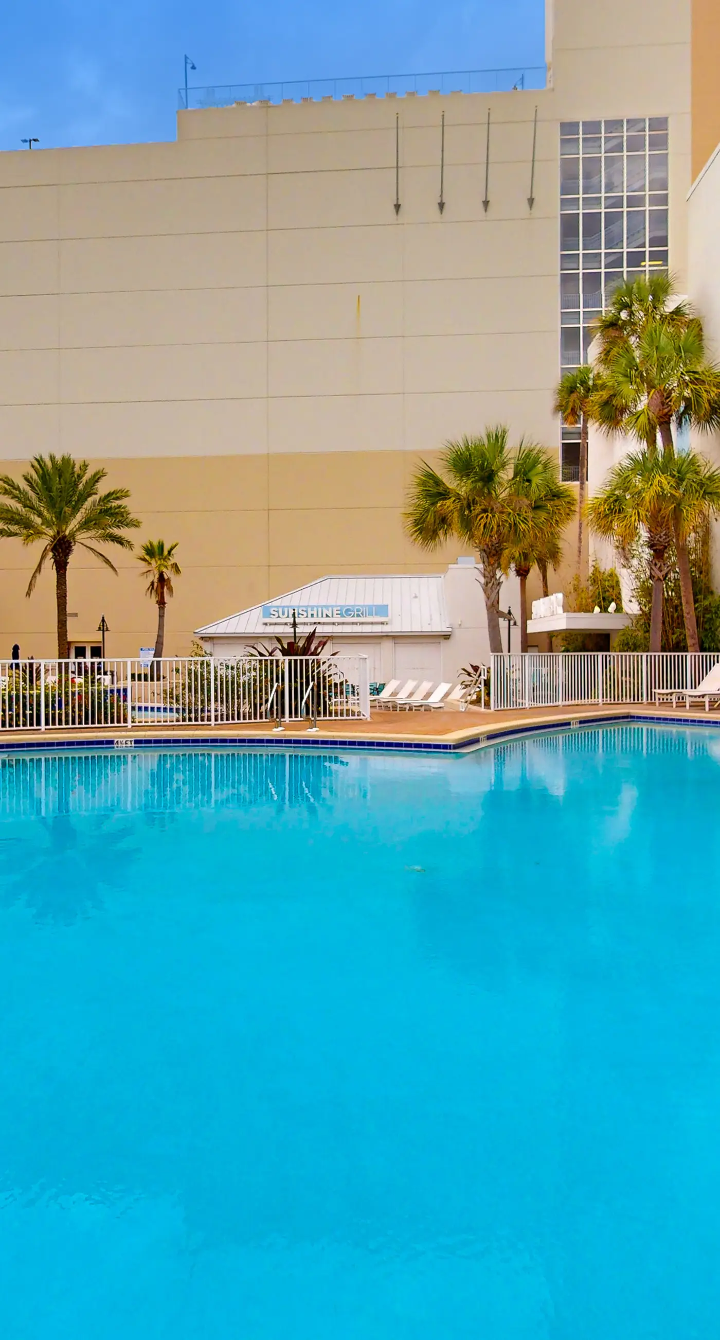 Beachfront 18th-floor condo with hot tub, heated pool, balcony, gym, W/D, AC