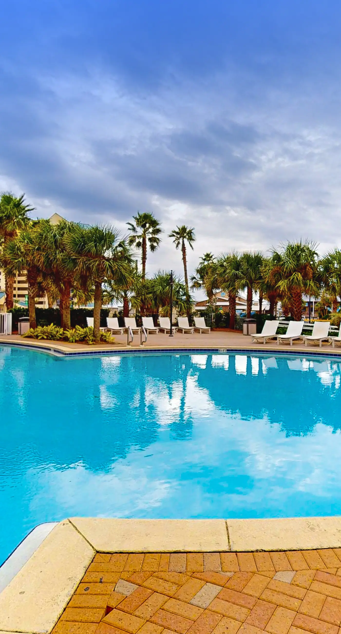 Beachfront 18th-floor condo with hot tub, heated pool, balcony, gym, W/D, AC