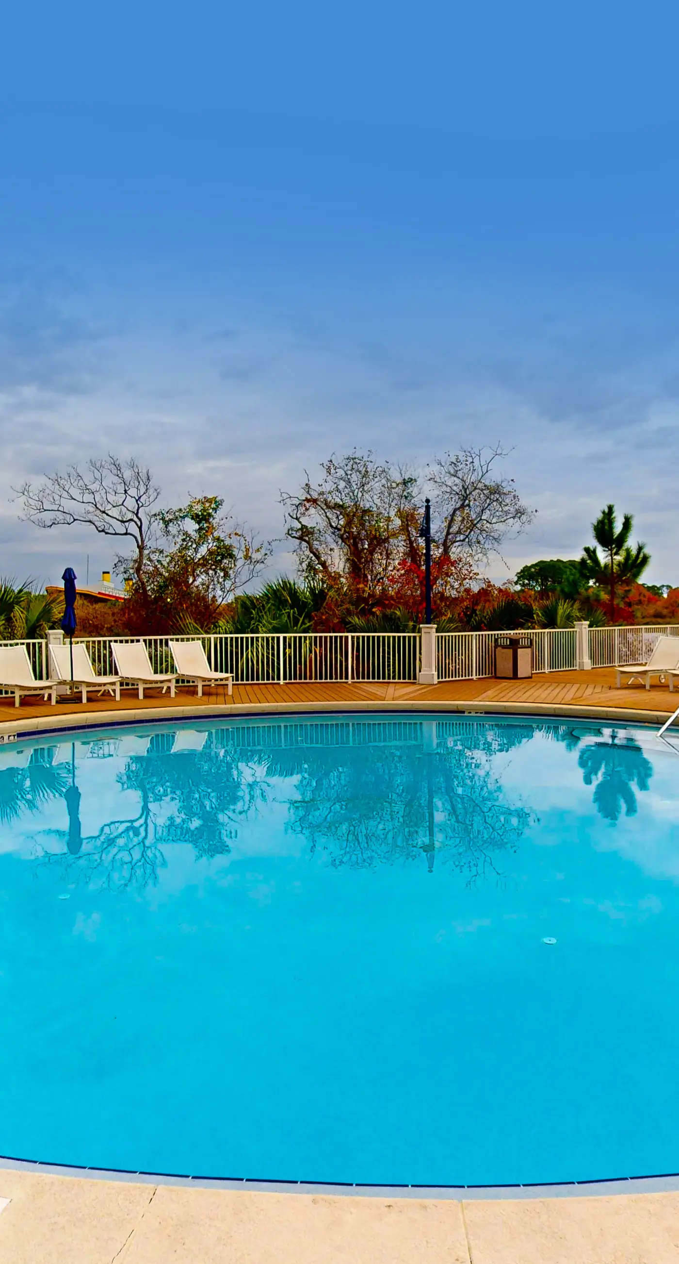 Beachfront 18th-floor condo with hot tub, heated pool, balcony, gym, W/D, AC