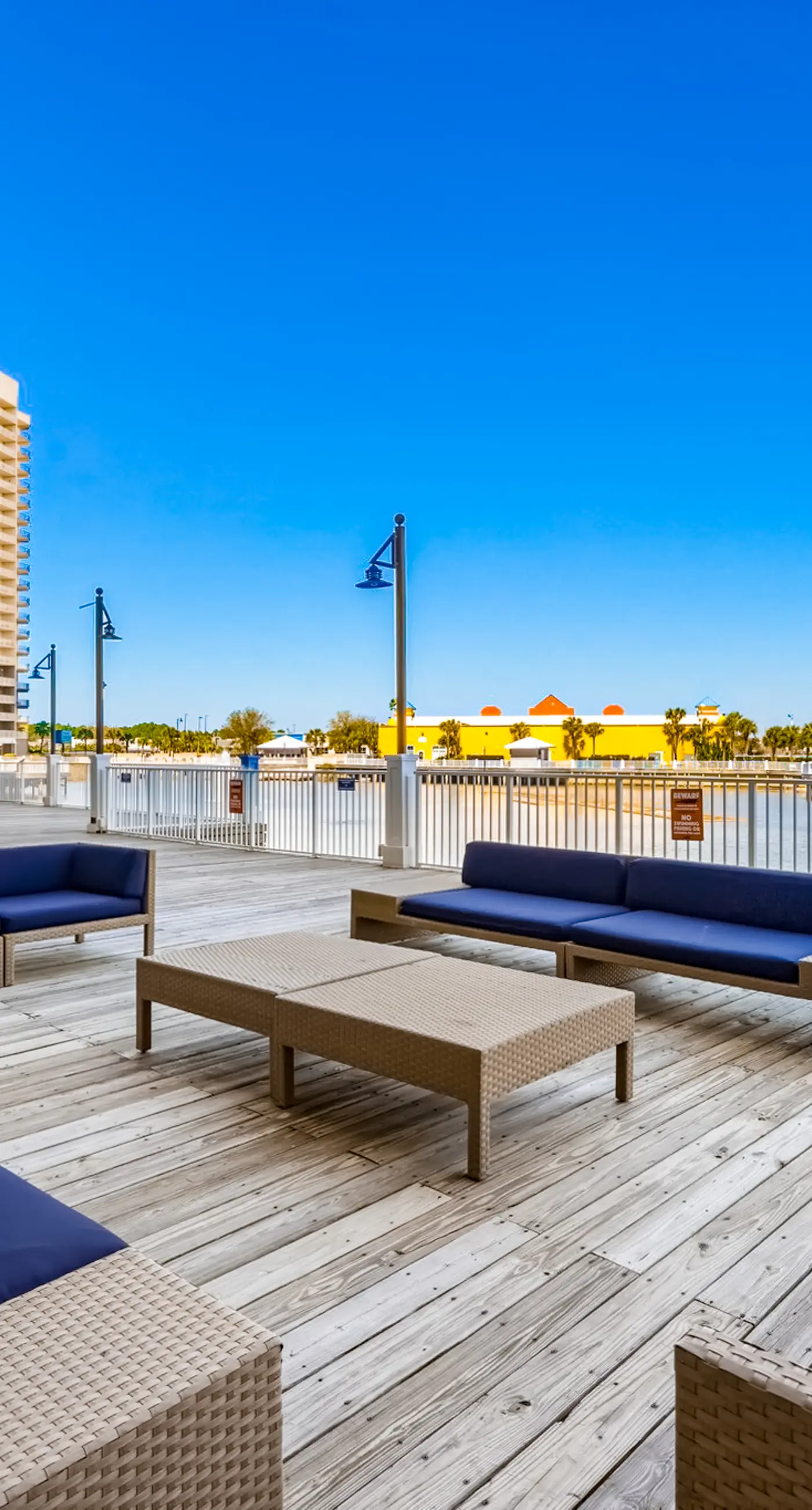 Beachfront 18th-floor condo with hot tub, heated pool, balcony, gym, W/D, AC