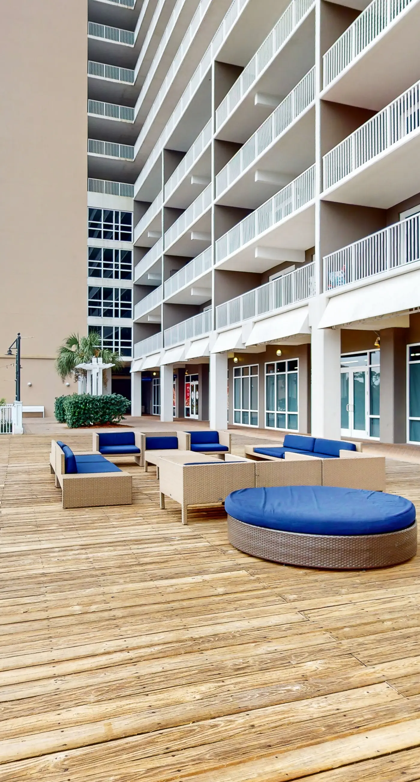 Beachfront 18th-floor condo with hot tub, heated pool, balcony, gym, W/D, AC