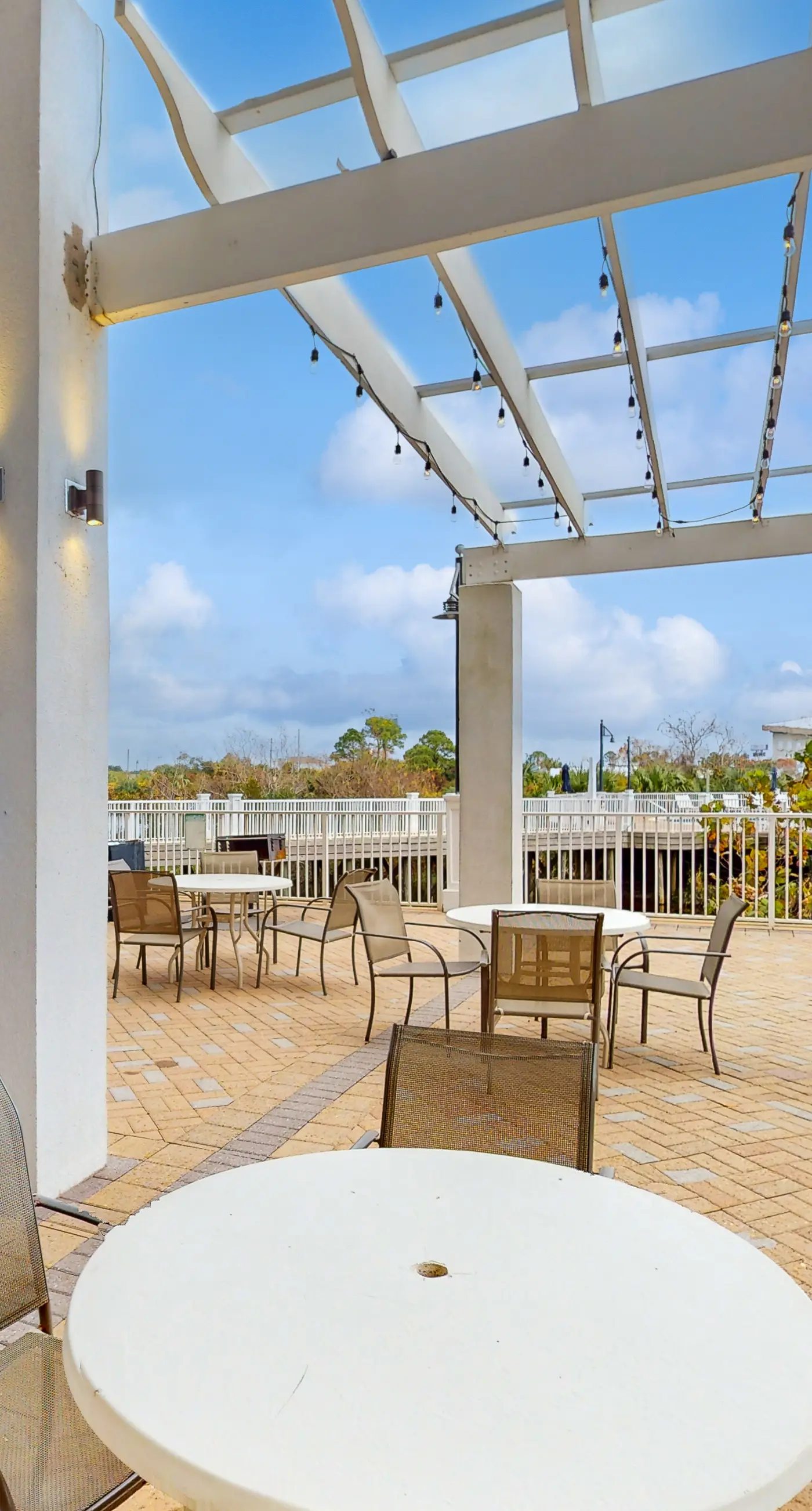 Beachfront 18th-floor condo with hot tub, heated pool, balcony, gym, W/D, AC