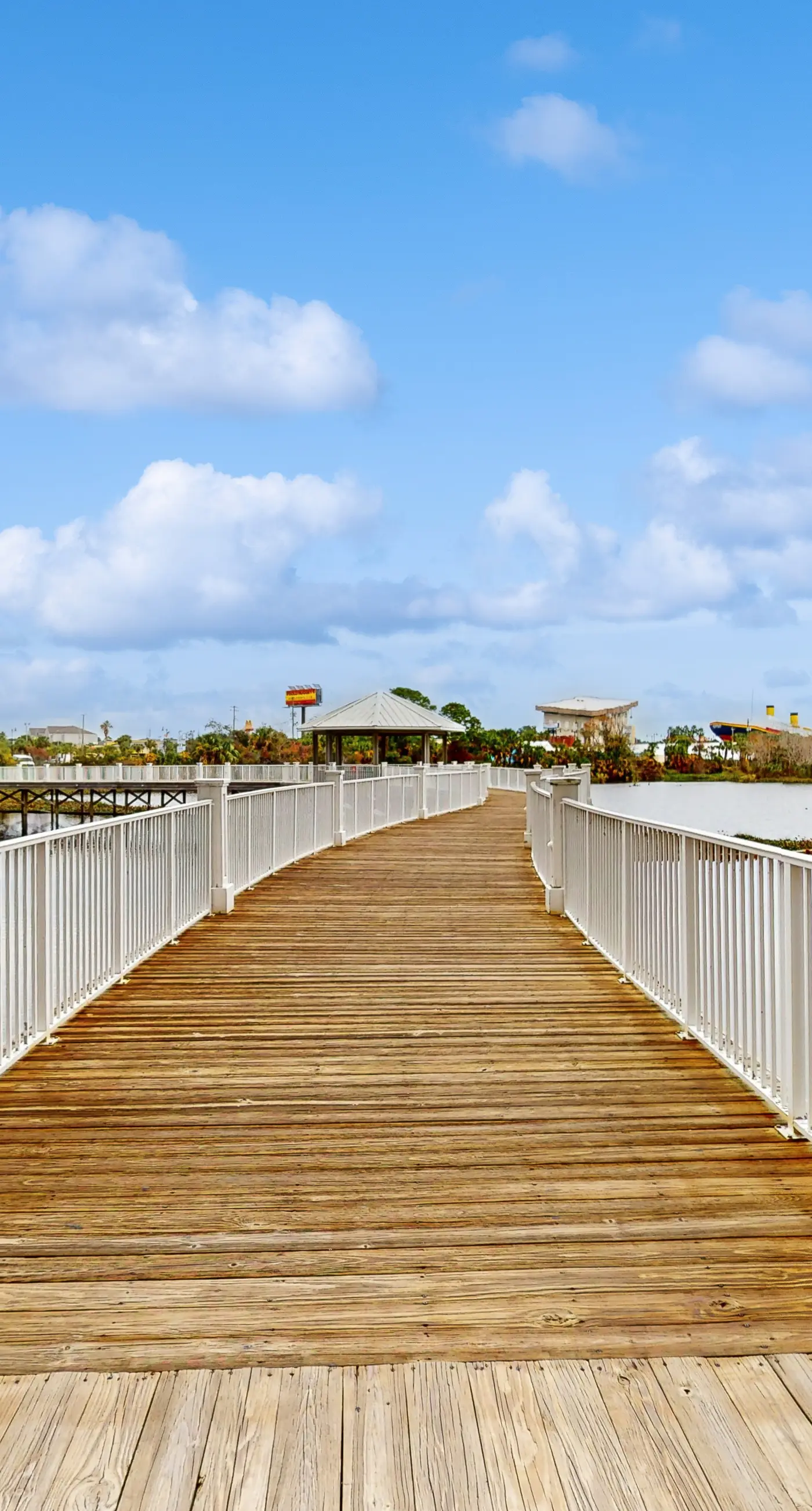 Beachfront 18th-floor condo with hot tub, heated pool, balcony, gym, W/D, AC