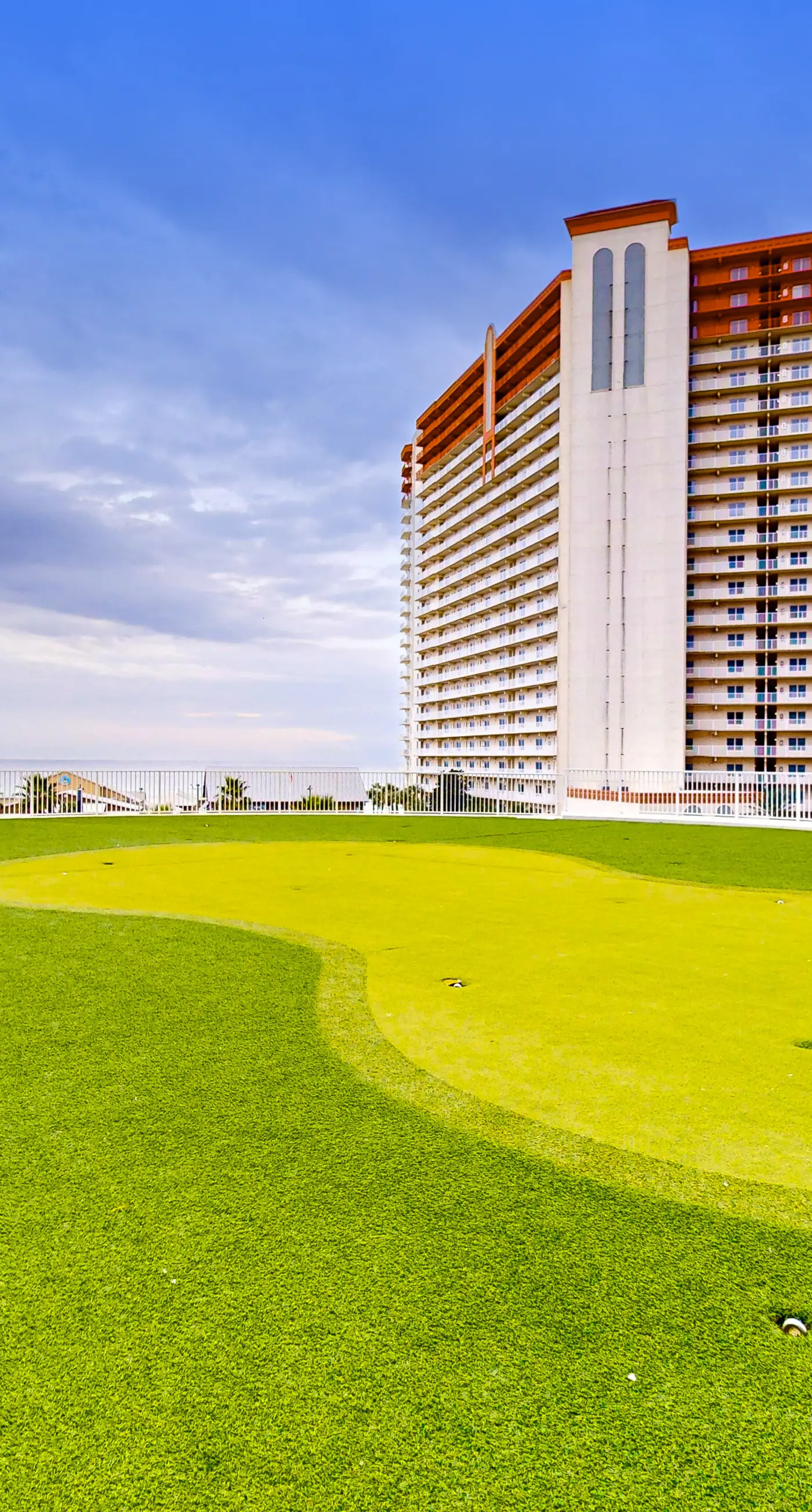 Beachfront 18th-floor condo with hot tub, heated pool, balcony, gym, W/D, AC