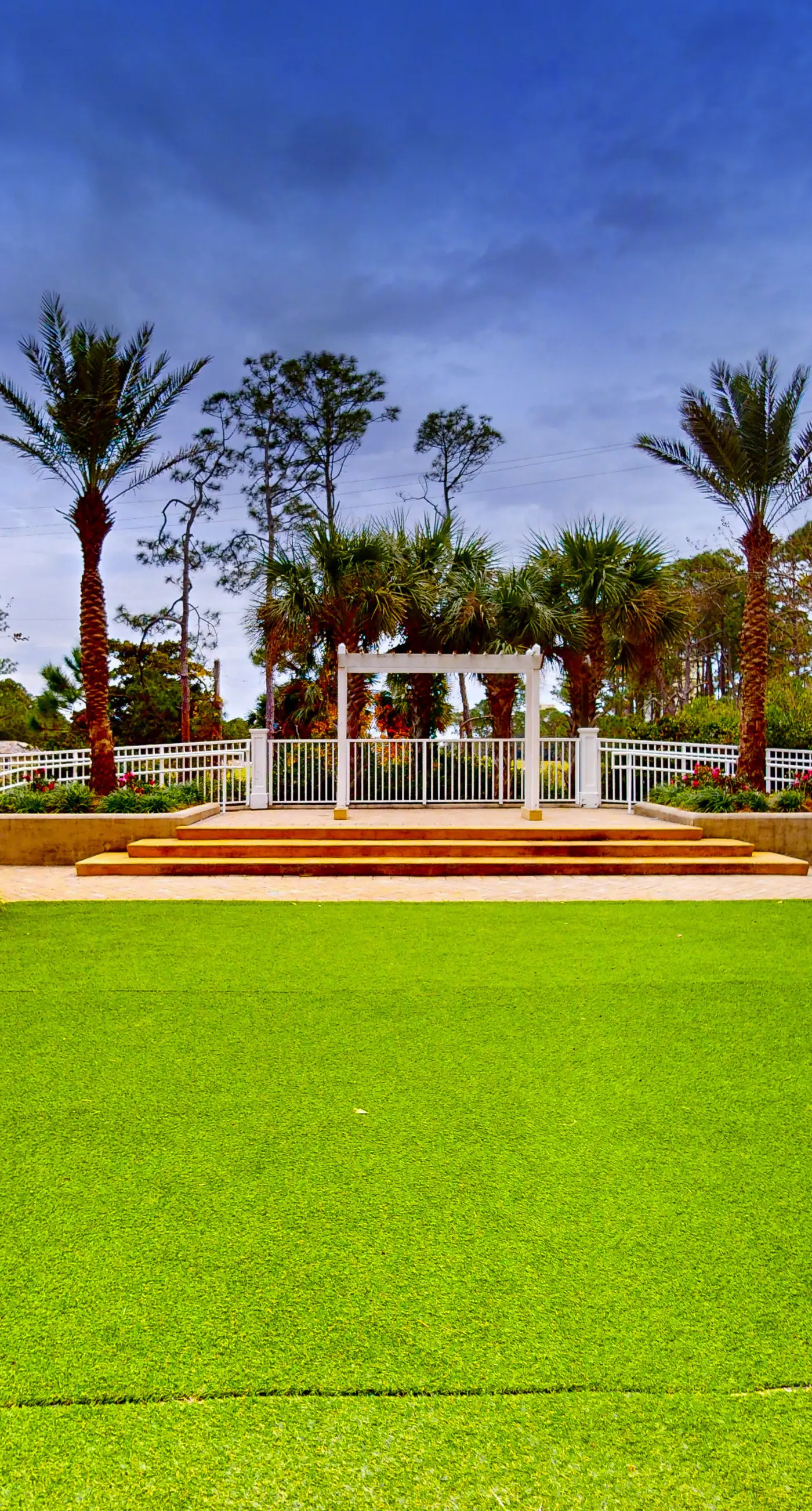 Beachfront 18th-floor condo with hot tub, heated pool, balcony, gym, W/D, AC