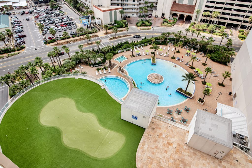 Beachfront 18th-floor condo with hot tub, heated pool, balcony, gym, W/D, AC