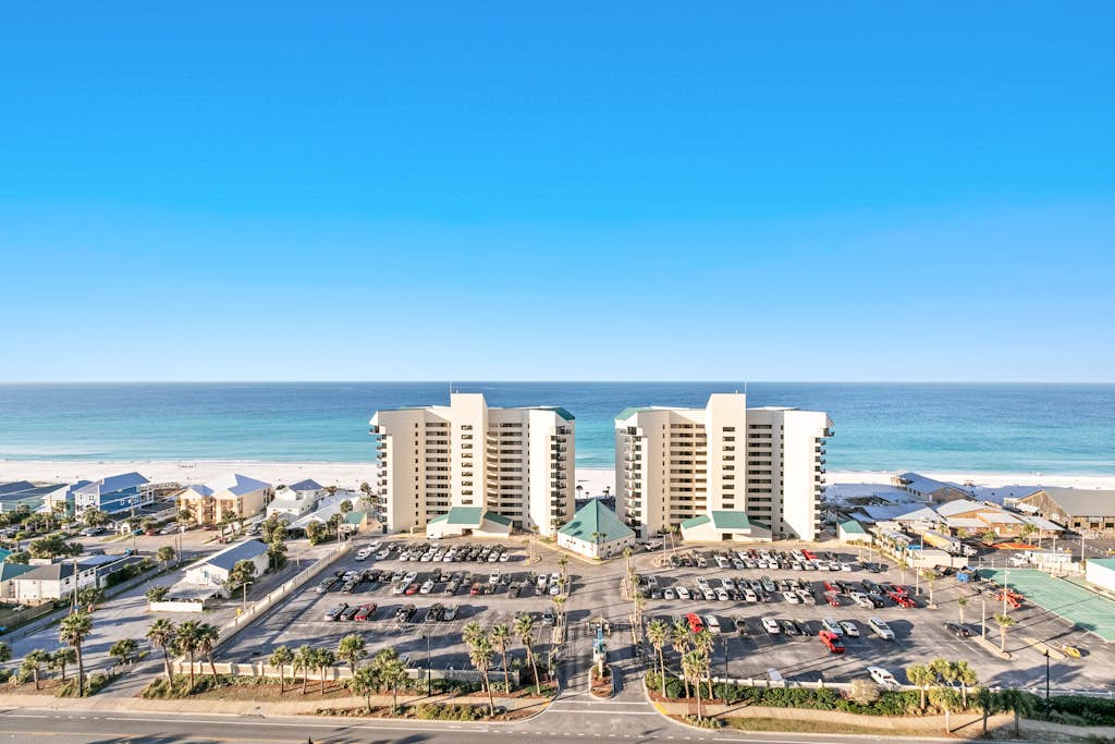 14th floor condo with pool & hot tub access, ocean view, WiFi, W/D, & central AC