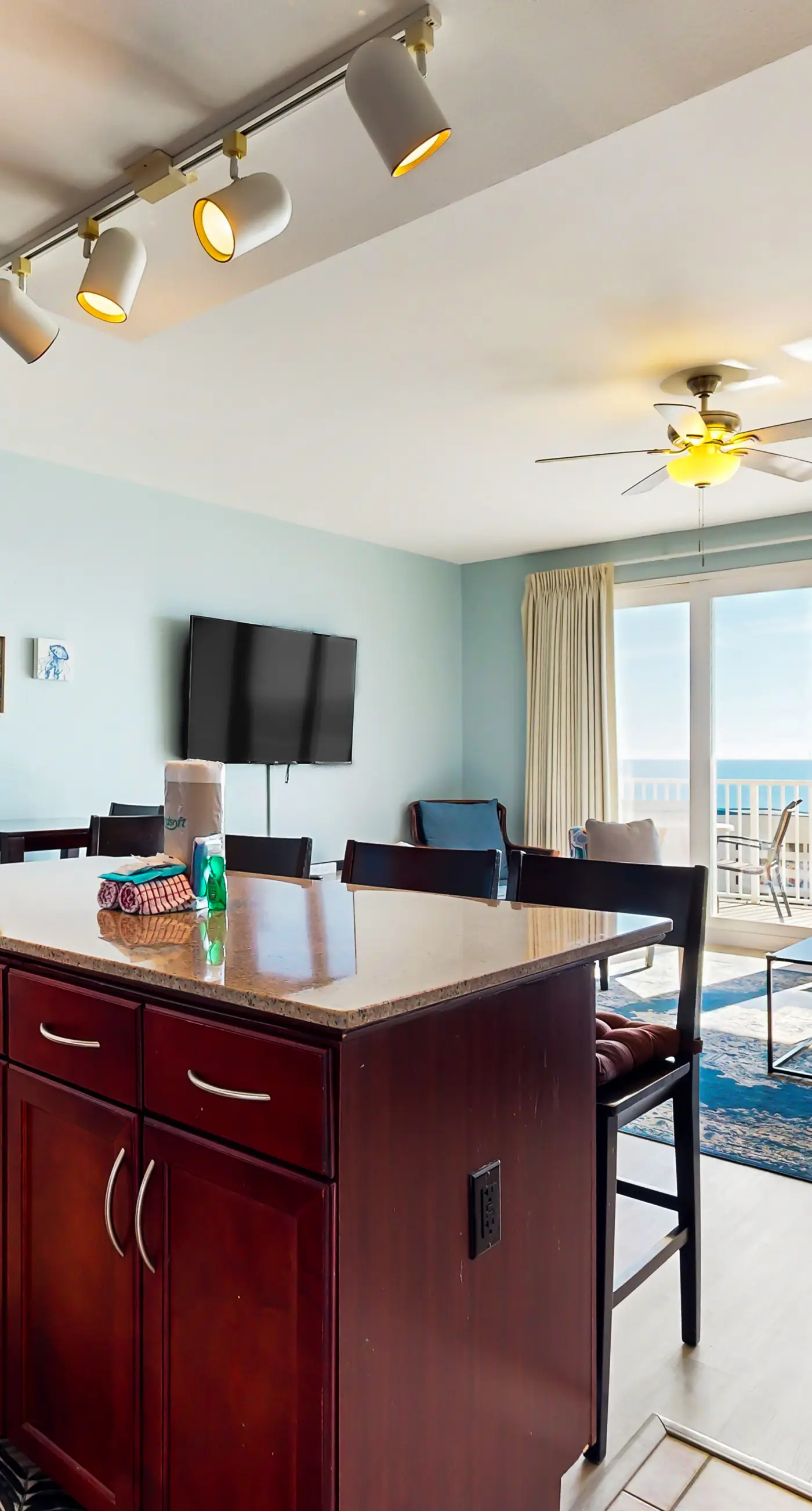 14th floor condo with pool & hot tub access, ocean view, WiFi, W/D, & central AC