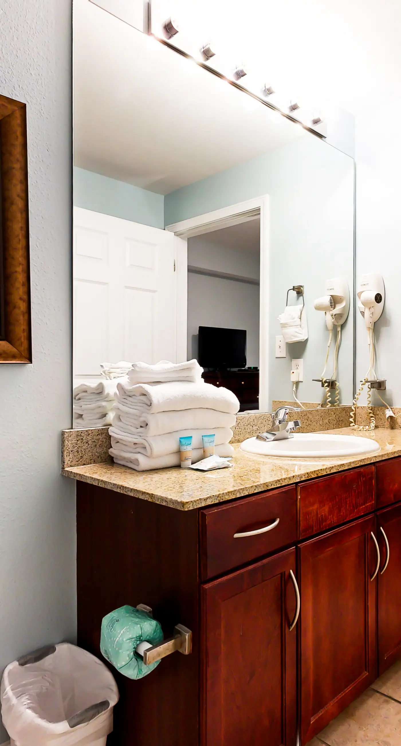 14th floor condo with pool & hot tub access, ocean view, WiFi, W/D, & central AC