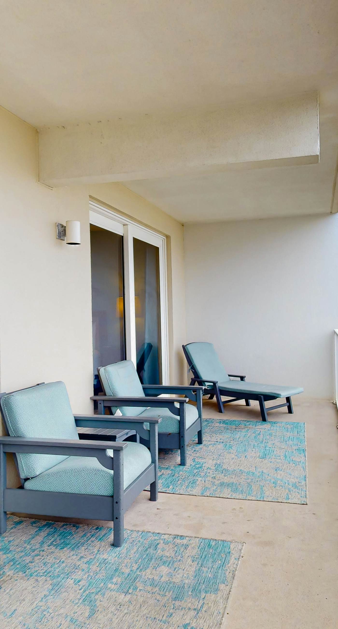Spacious condo with bunk beds, rooftop pool, hot tub, washer/dryer & central AC