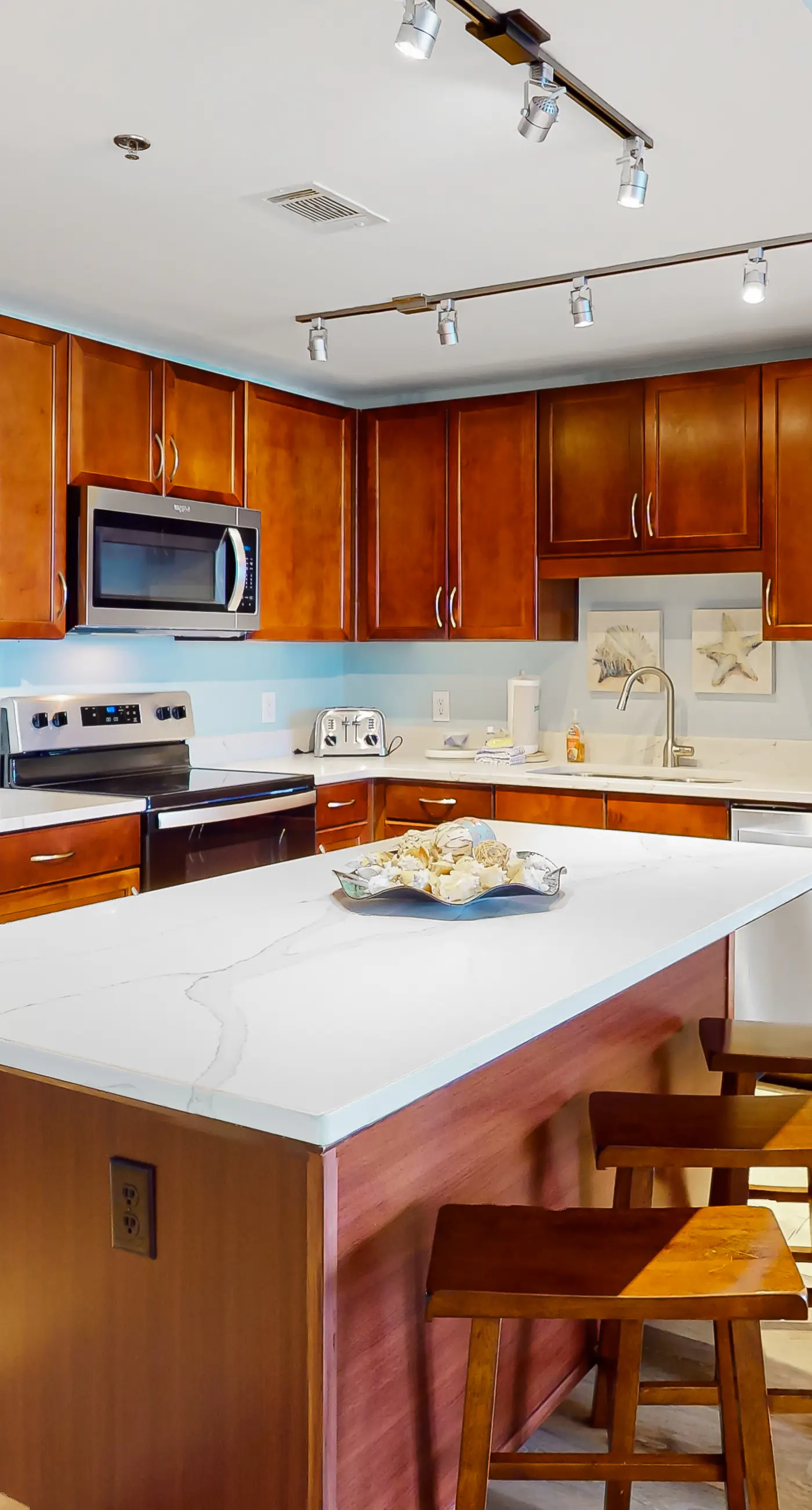 Spacious condo with bunk beds, rooftop pool, hot tub, washer/dryer & central AC