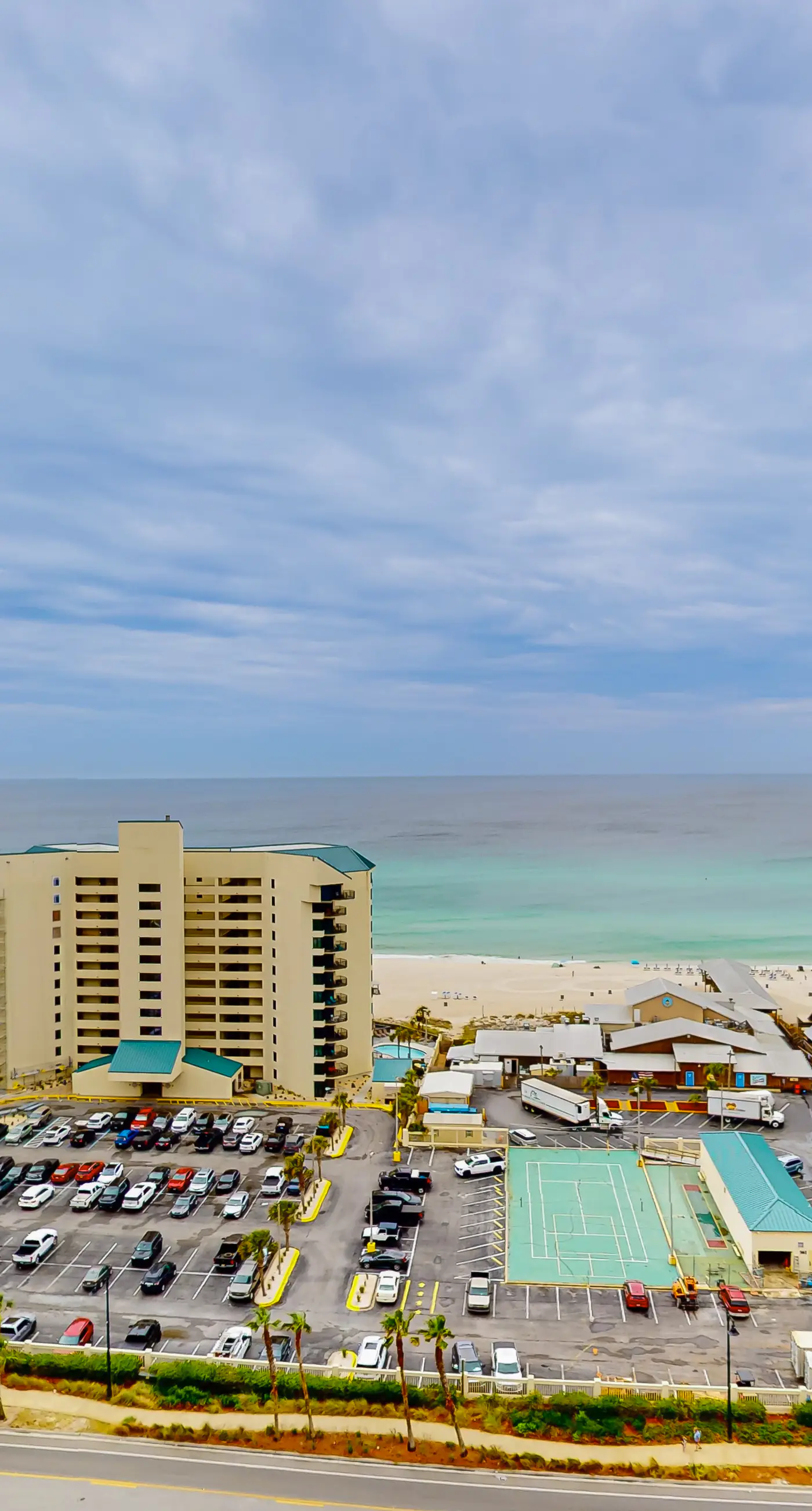 Spacious condo with bunk beds, rooftop pool, hot tub, washer/dryer & central AC