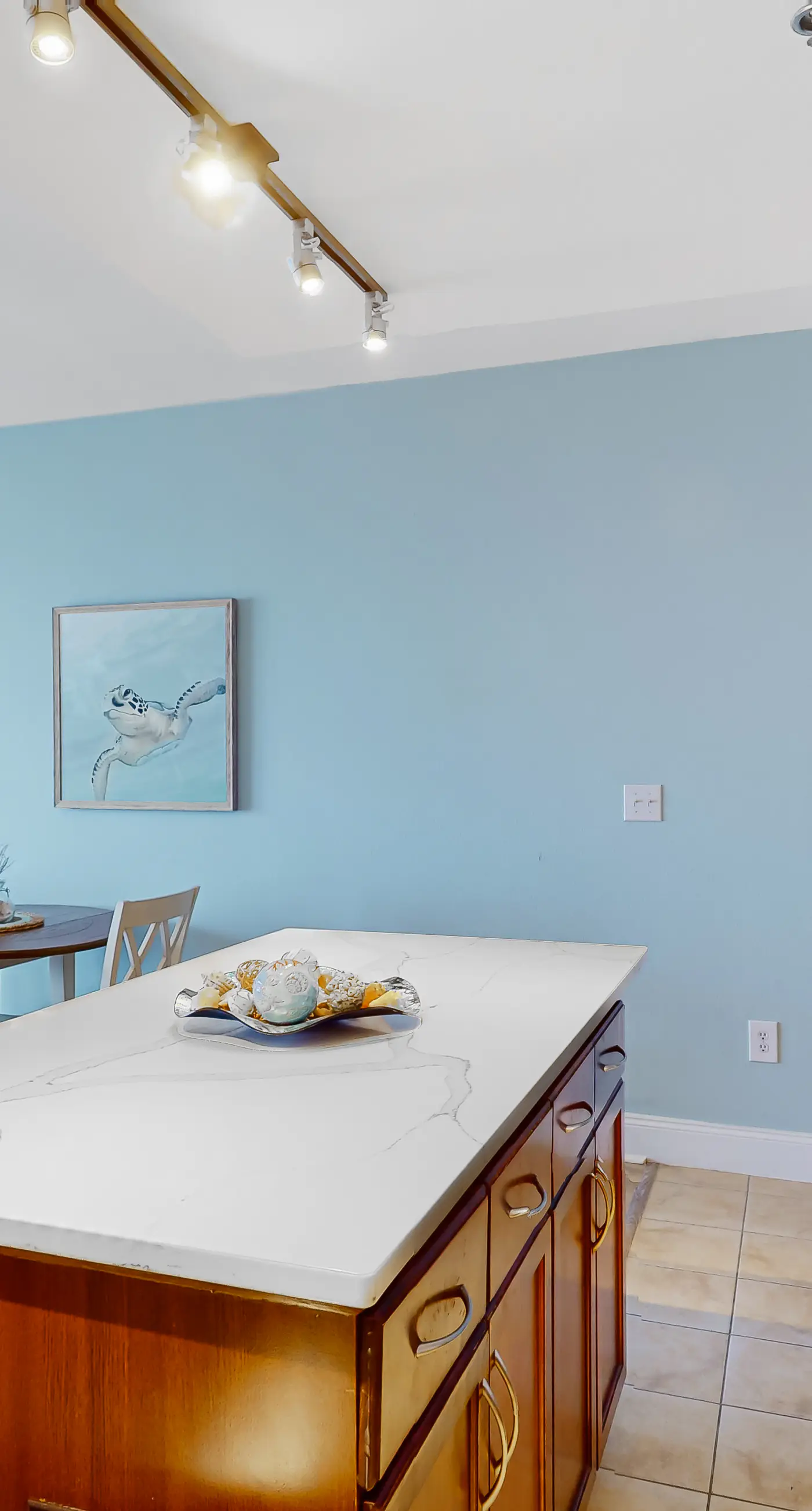 Spacious condo with bunk beds, rooftop pool, hot tub, washer/dryer & central AC