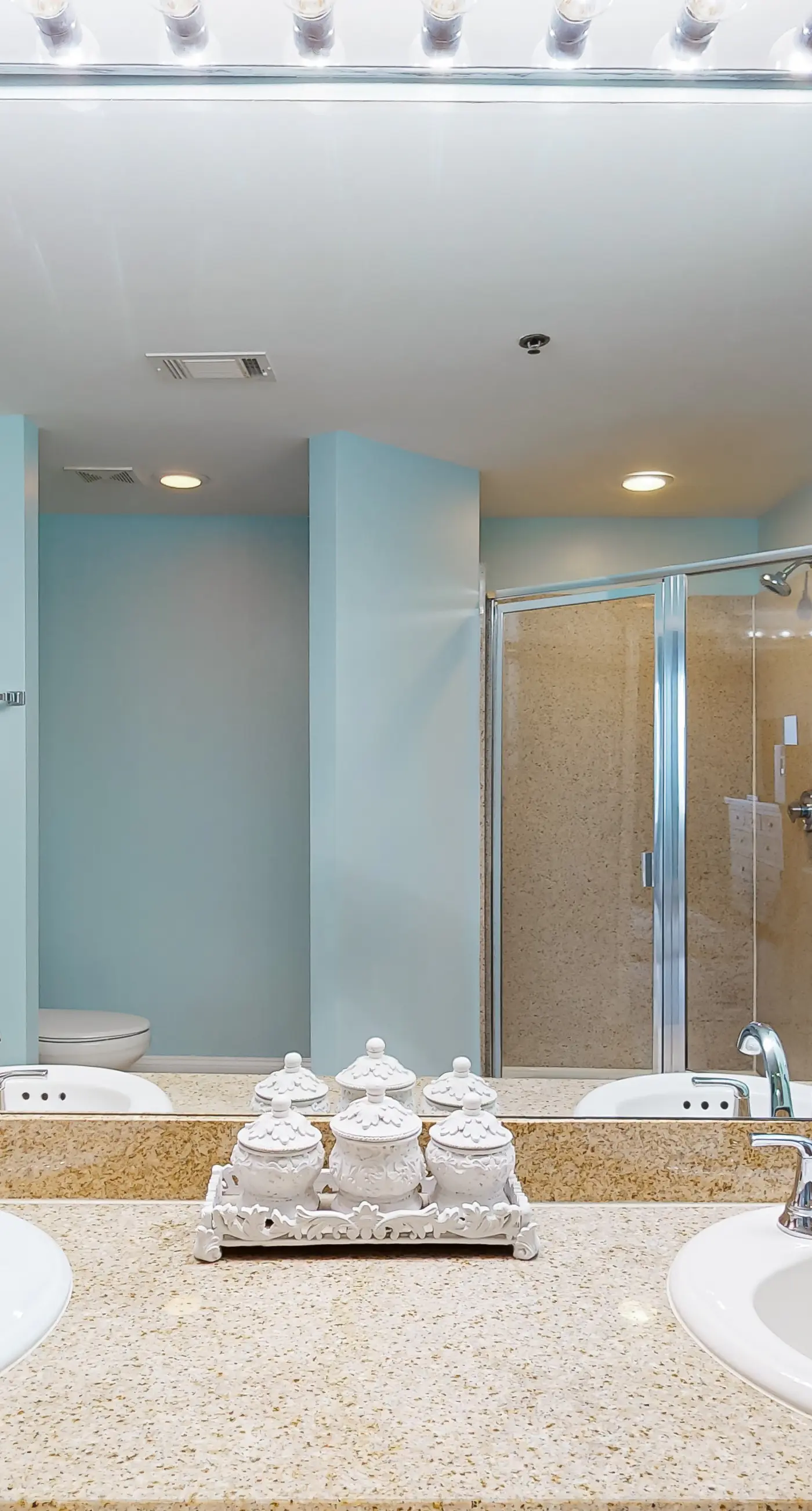 Spacious condo with bunk beds, rooftop pool, hot tub, washer/dryer & central AC