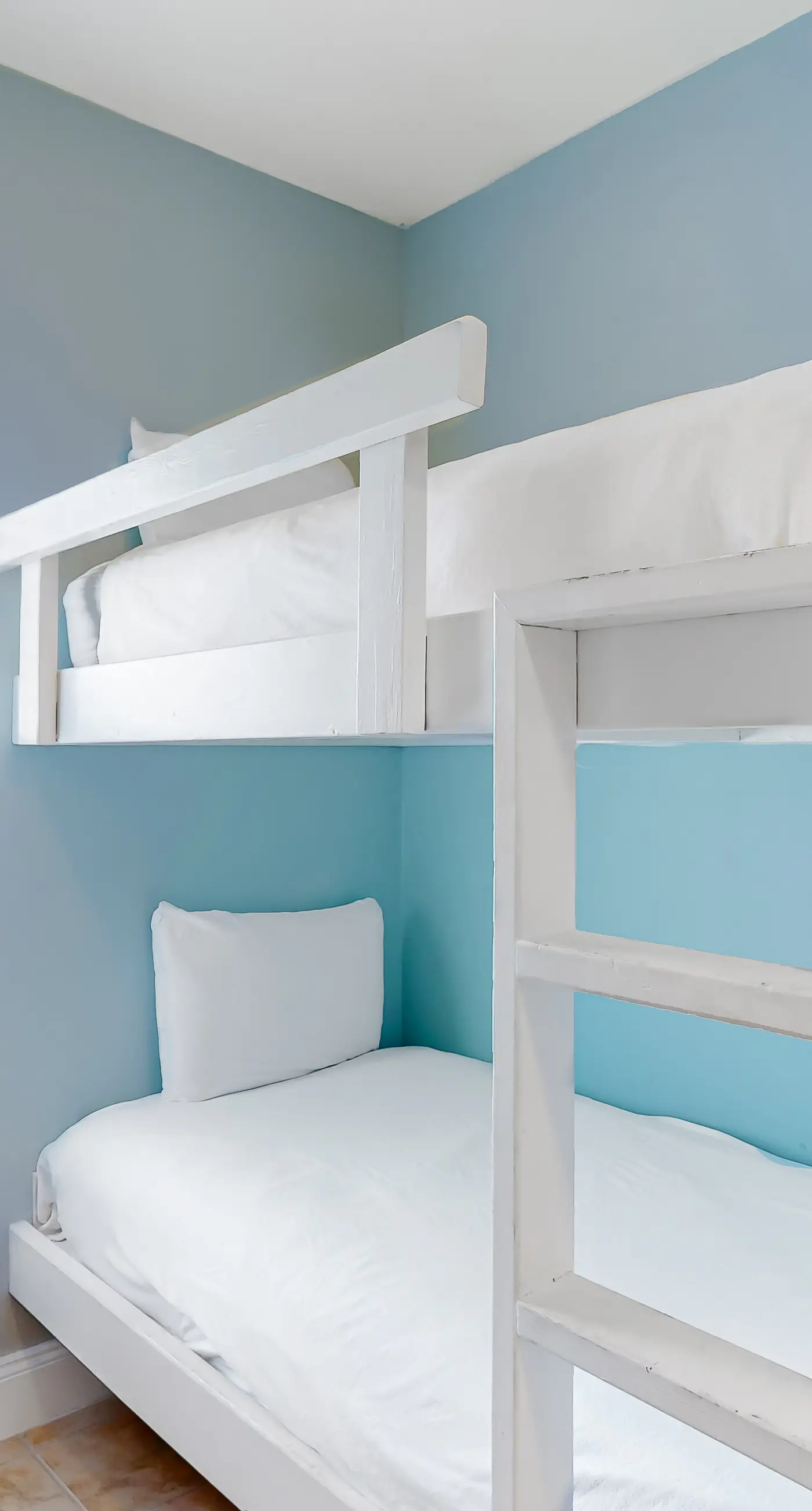 Spacious condo with bunk beds, rooftop pool, hot tub, washer/dryer & central AC