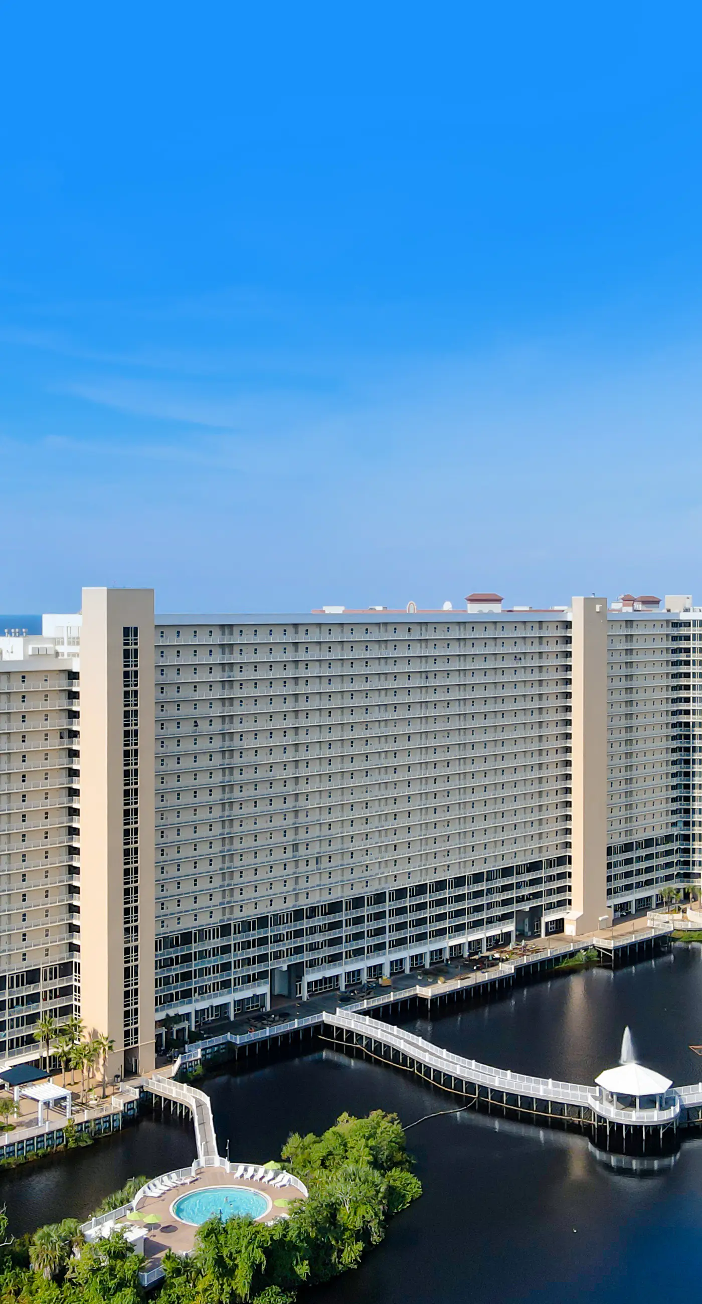 Spacious condo with bunk beds, rooftop pool, hot tub, washer/dryer & central AC