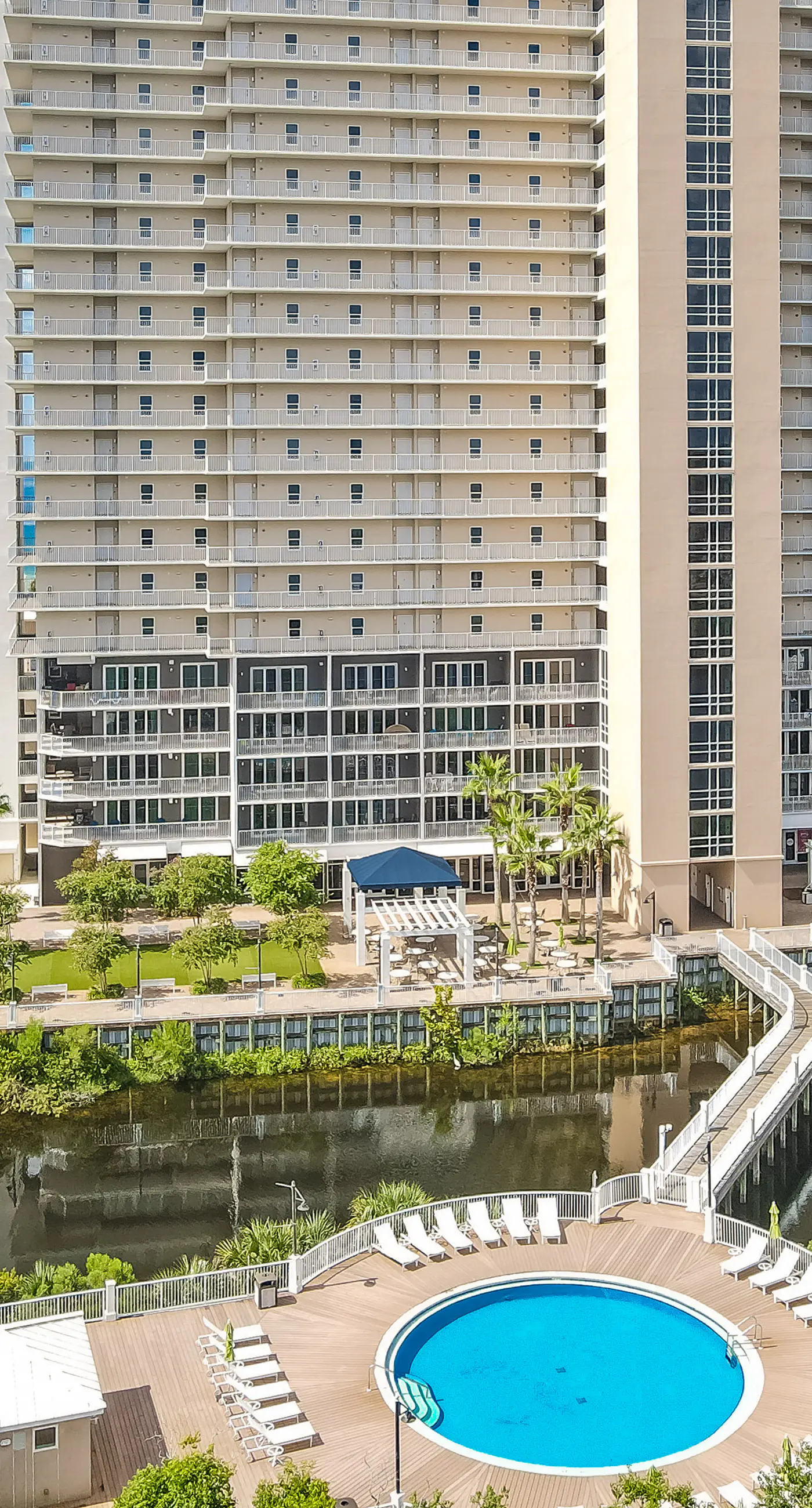 Spacious condo with bunk beds, rooftop pool, hot tub, washer/dryer & central AC