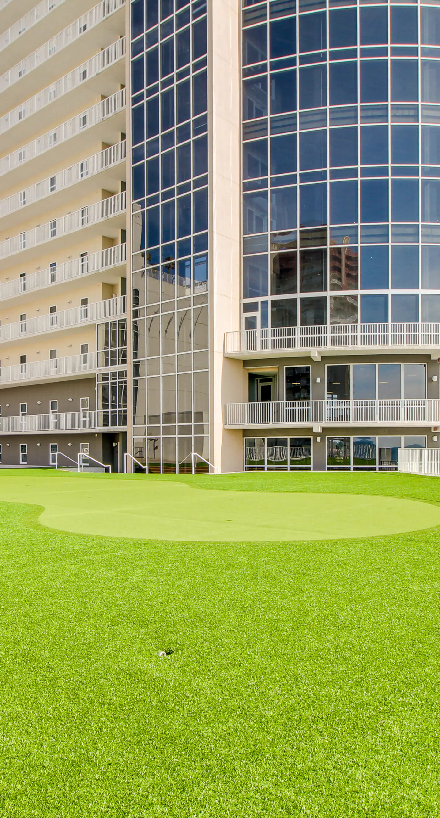 Spacious condo with bunk beds, rooftop pool, hot tub, washer/dryer & central AC