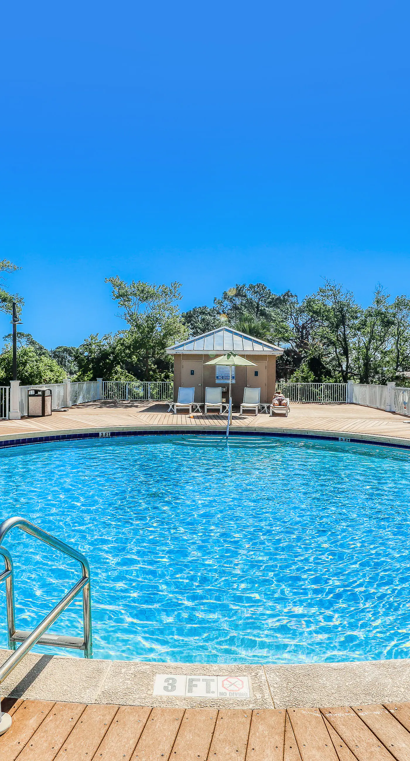 Spacious condo with bunk beds, rooftop pool, hot tub, washer/dryer & central AC