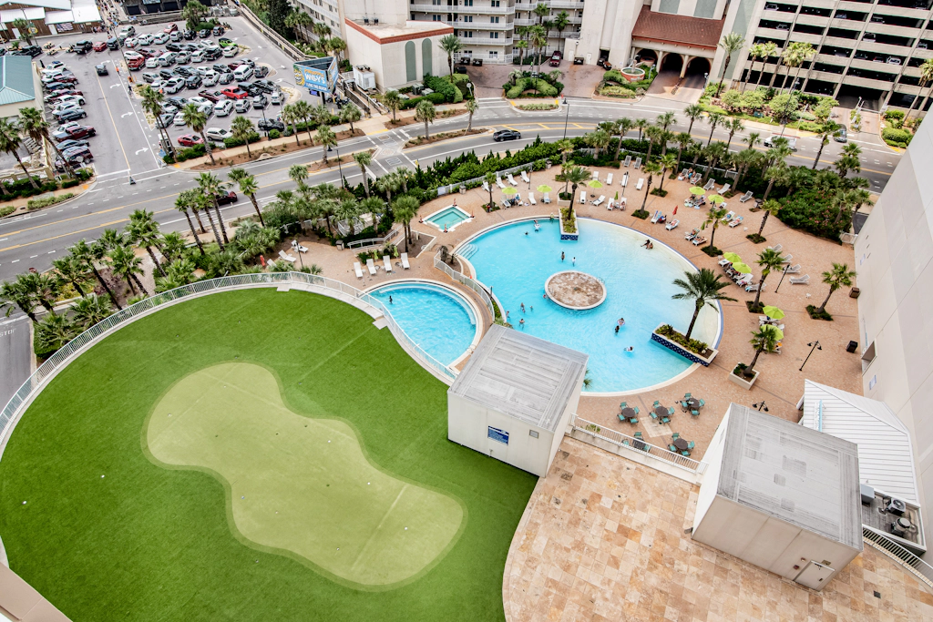 Spacious condo with bunk beds, rooftop pool, hot tub, washer/dryer & central AC