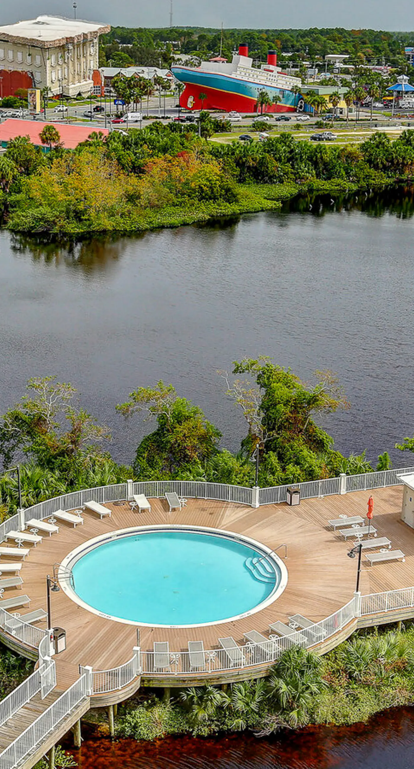 Spacious condo with bunk beds, rooftop pool, hot tub, washer/dryer & central AC