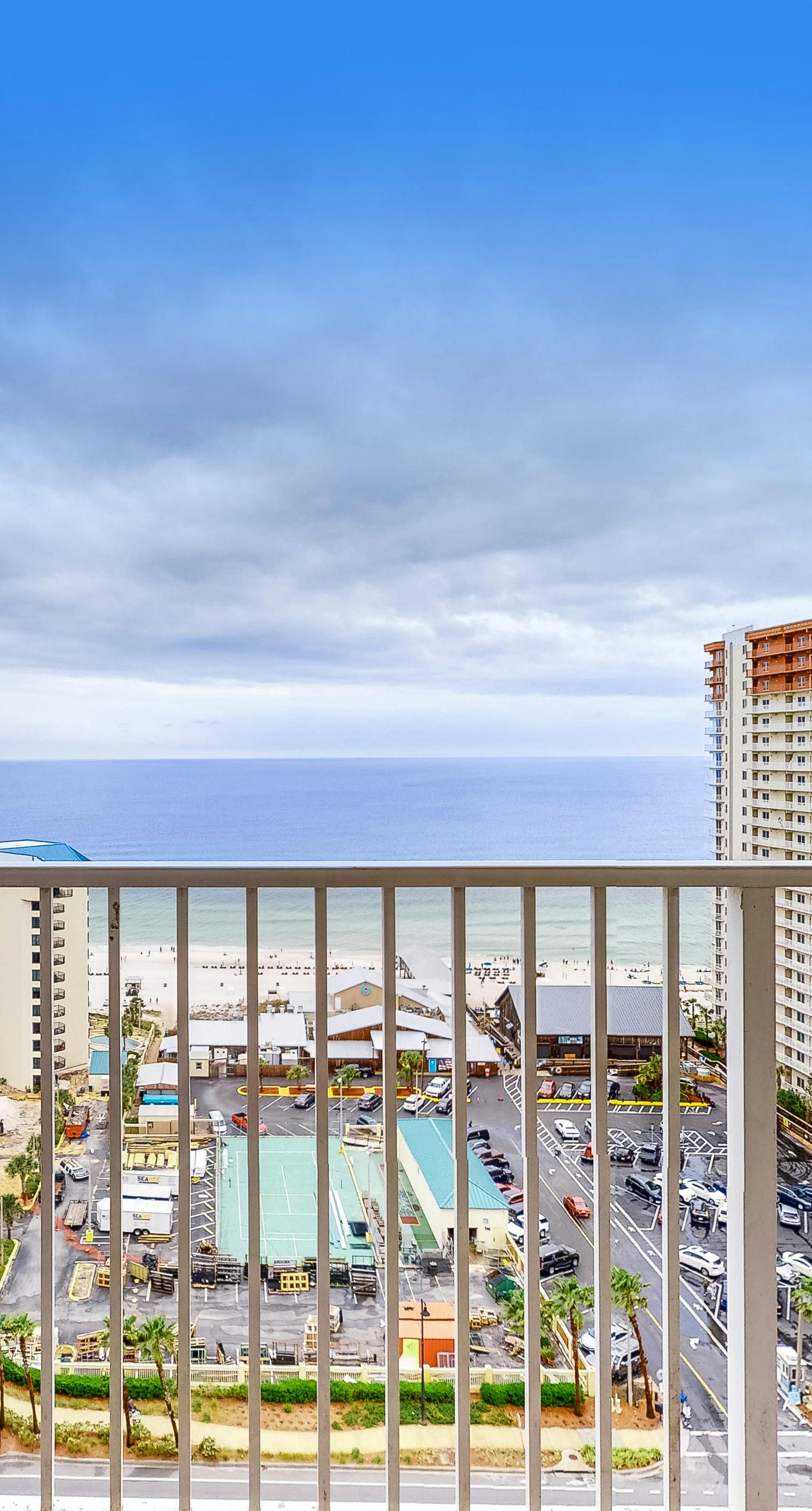 Wonderful Beach Escape W/ Shared Pools/Hot Tubs, Private Balcony, & Free WiFi