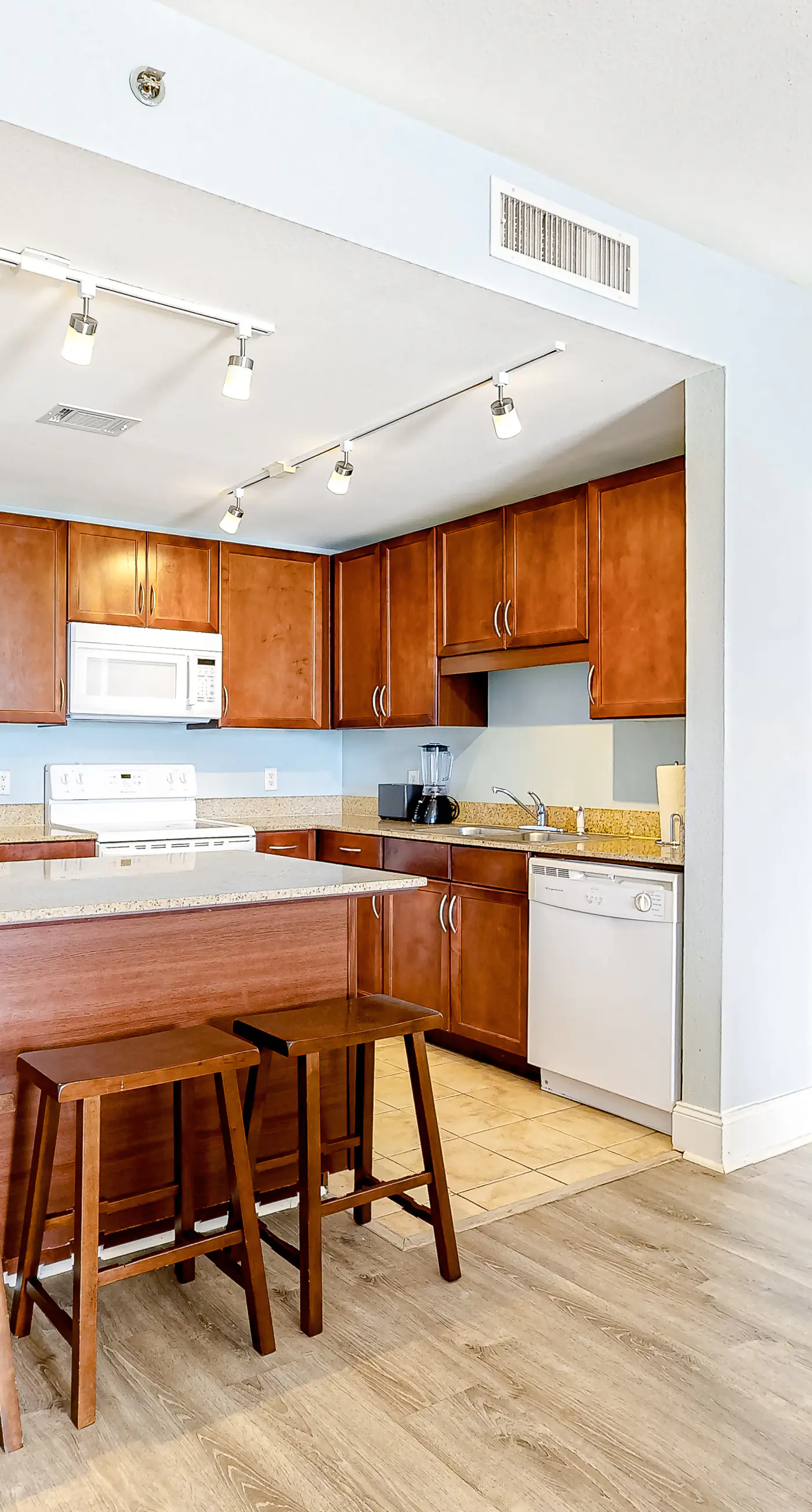 Wonderful Beach Escape W/ Shared Pools/Hot Tubs, Private Balcony, & Free WiFi