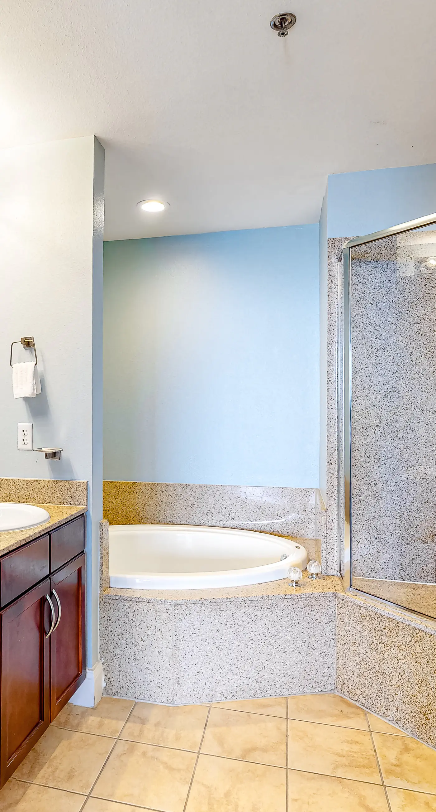 Wonderful Beach Escape W/ Shared Pools/Hot Tubs, Private Balcony, & Free WiFi